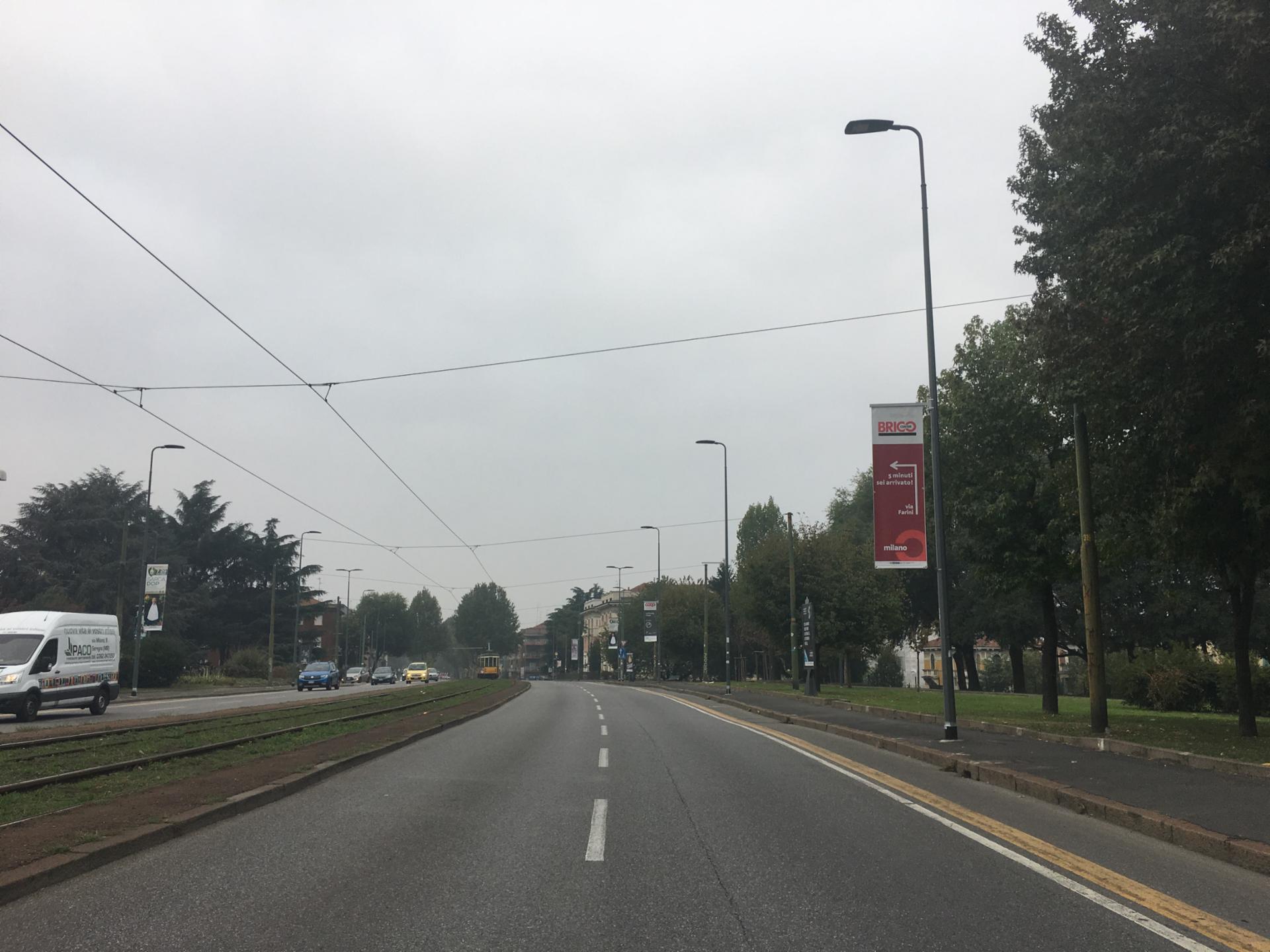 Impianto VERTICAL BANNER a Milano, in zona Abbadesse