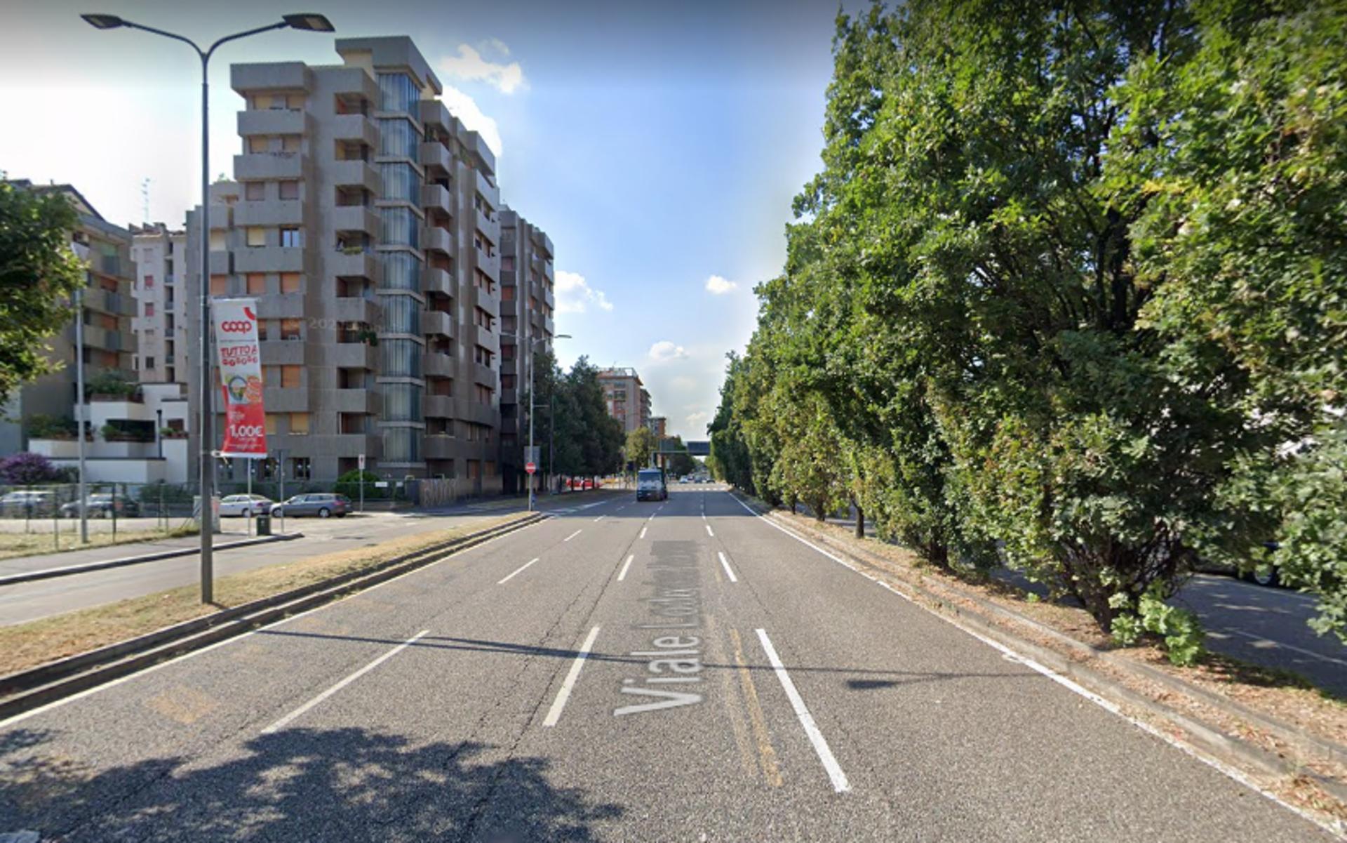 Impianto VERTICAL BANNER a Milano, in zona Da Fabione