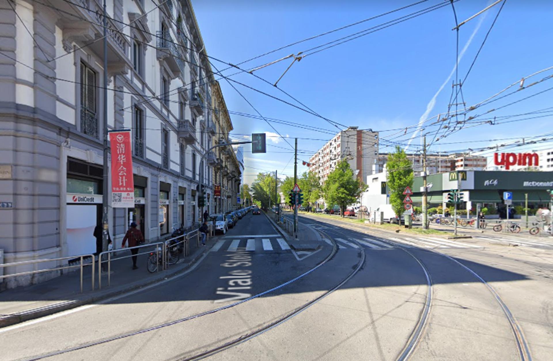 Impianto VERTICAL BANNER a Milano, in zona Libraccio