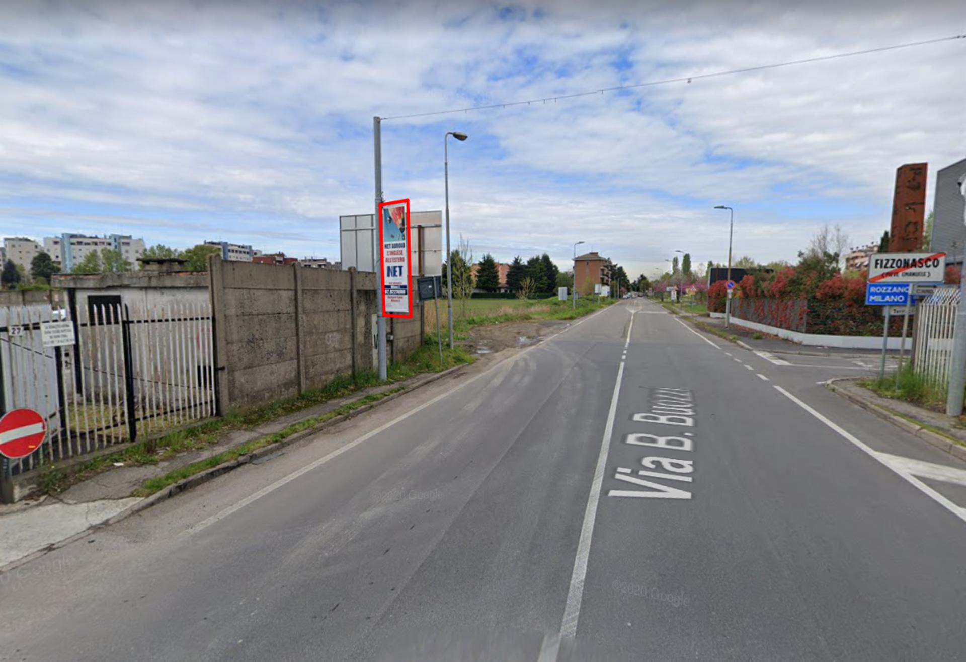 Impianto VERTICAL BANNER a Rozzano, in zona Mercatone dell'Arredamento
