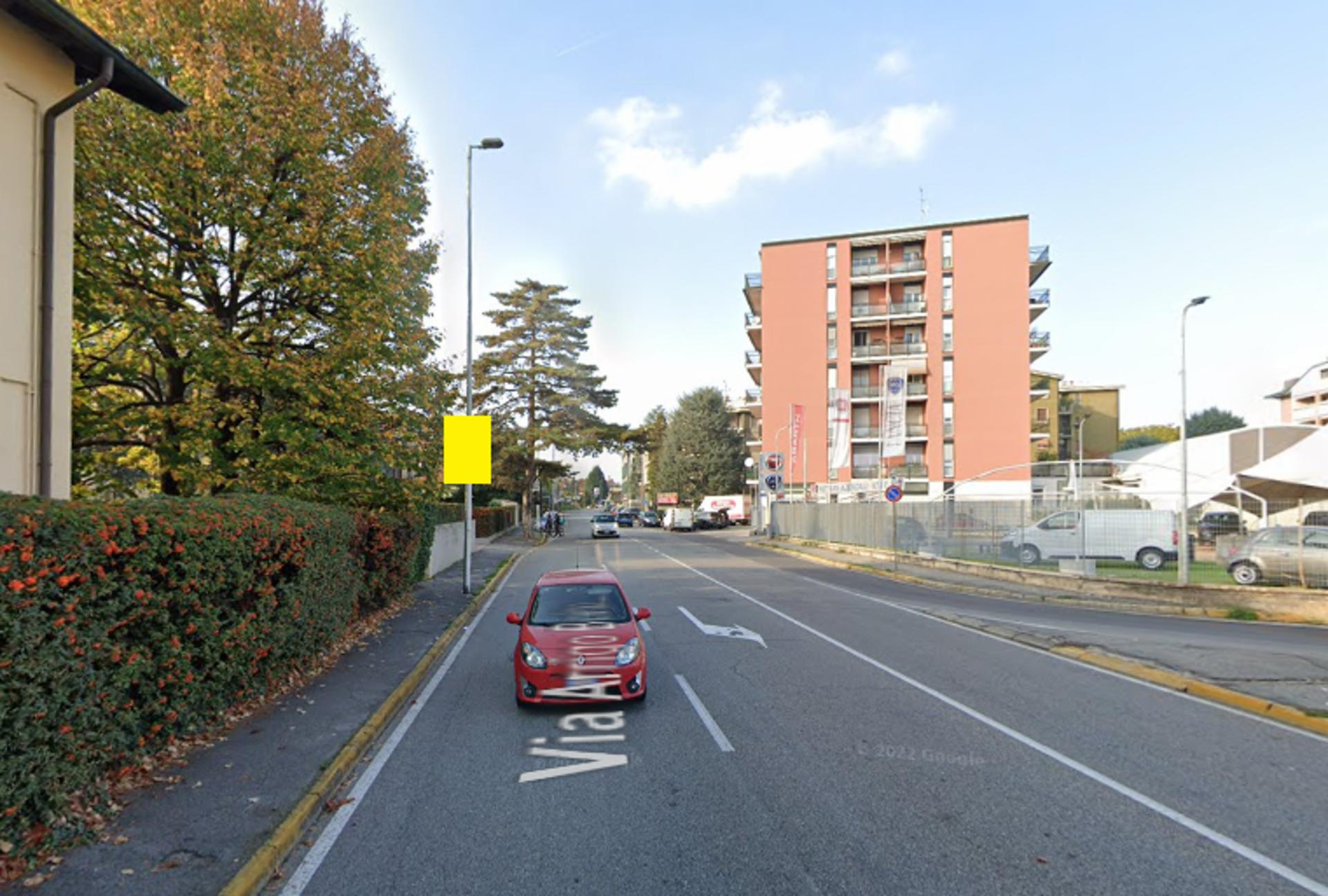 Impianto POLE MEDIA a Monza, in zona Cazzaniga arredamenti