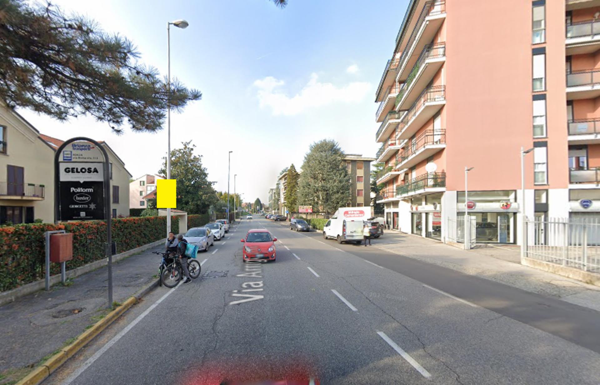 Impianto POLE MEDIA a Monza, in zona Cazzaniga arredamenti