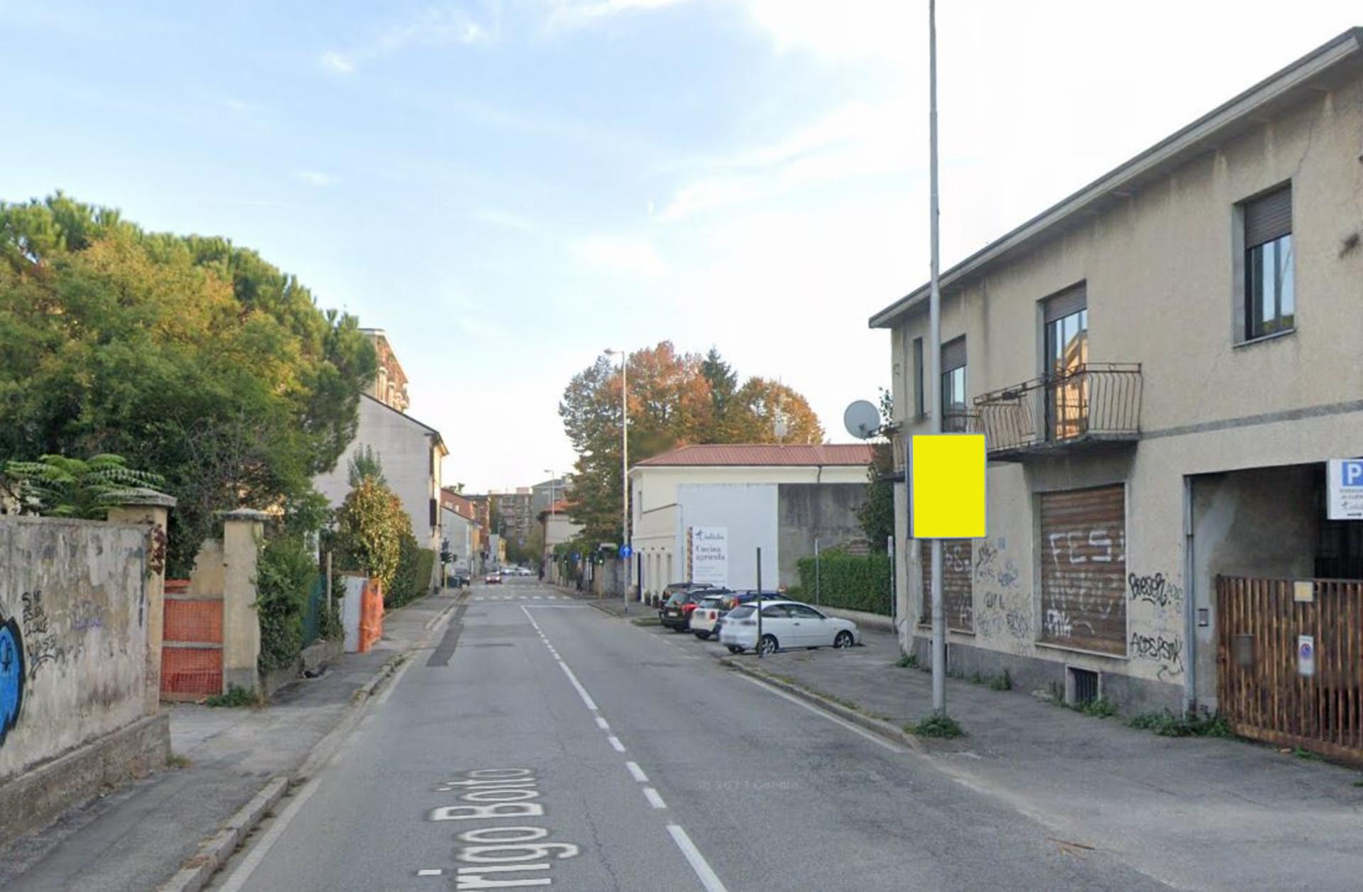 Impianto POLE MEDIA a Monza, in zona Cazzaniga arredamenti