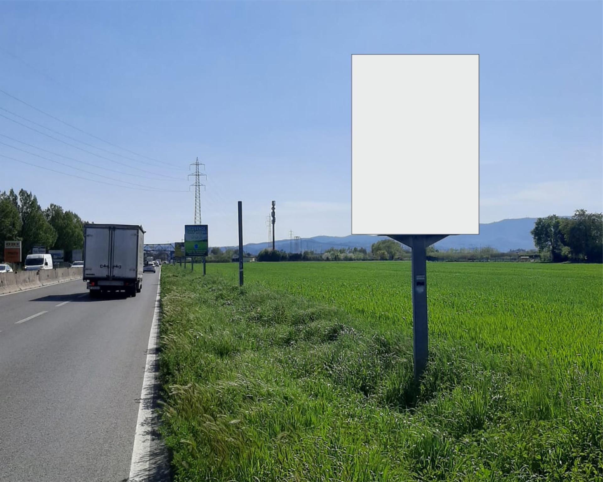 Impianto CARTELLONISTICA a Prato, in zona Omnia Center