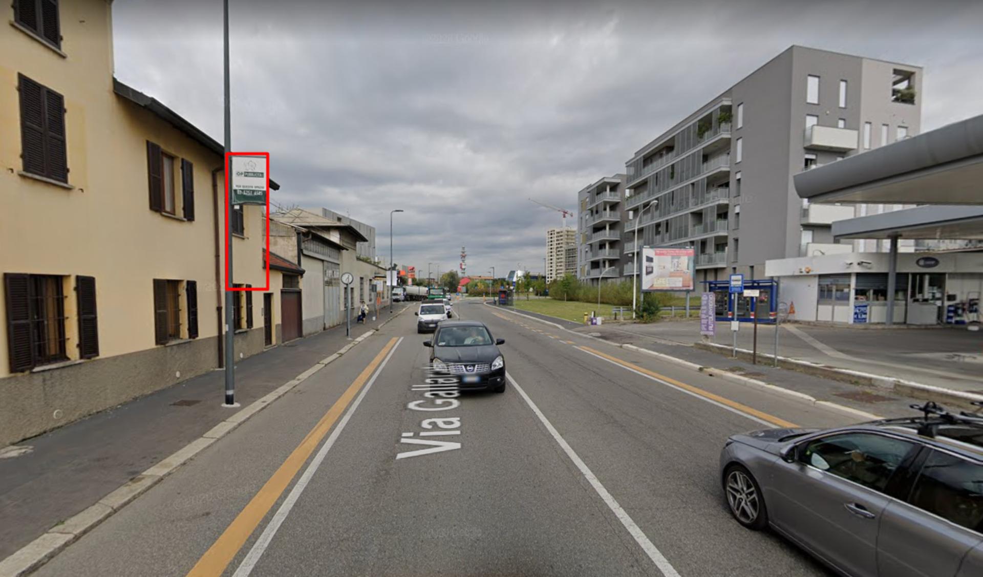 Impianto VERTICAL BANNER a Milano, in zona Bar Fratelli Guido