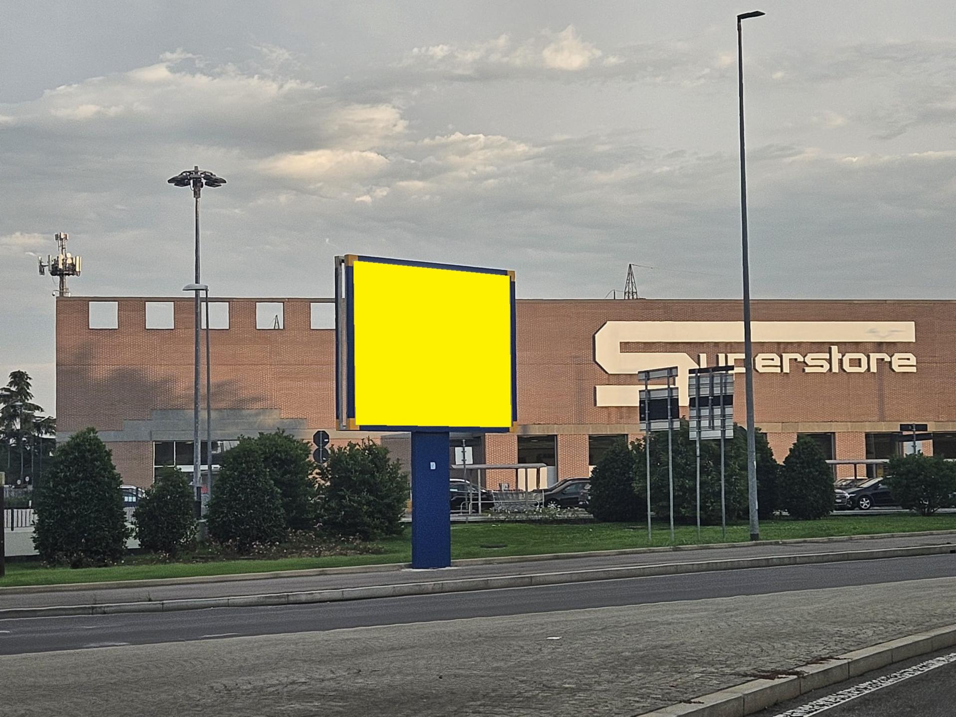 Impianto a SS. 527 Via Novara 20 mt da rotatoria delle Ferrovie f.te Esselunga  Saronno