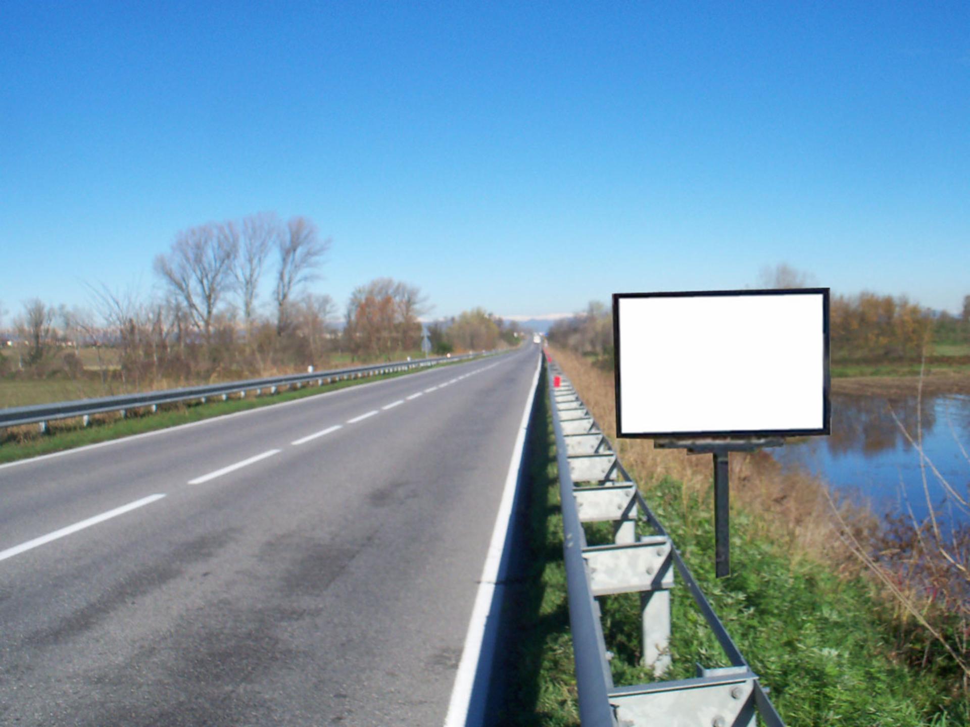 Impianto CARTELLONISTICA a Seniga, in zona Binanuova, Molinetto, 2