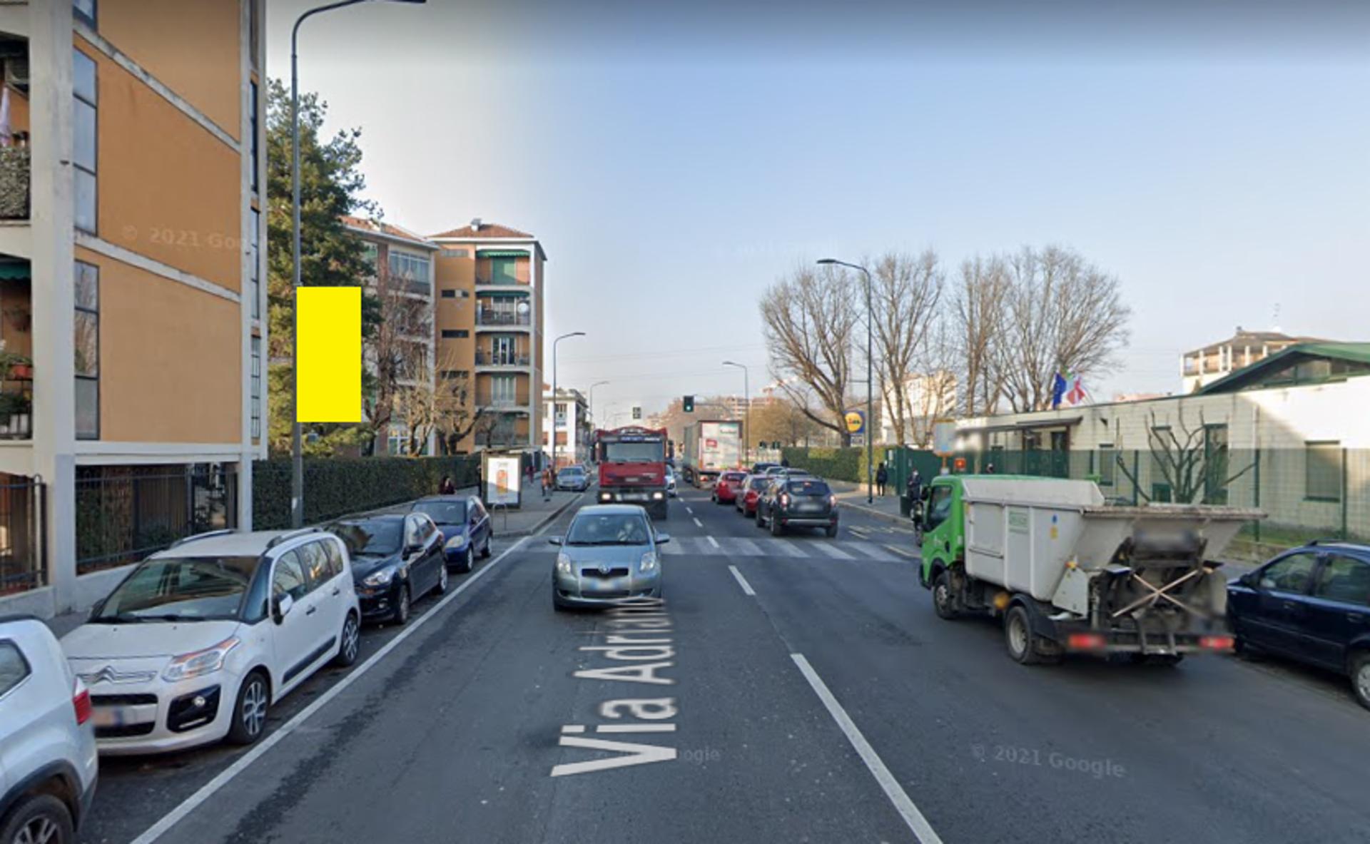Impianto VERTICAL BANNER a Milano, in zona Tropical market