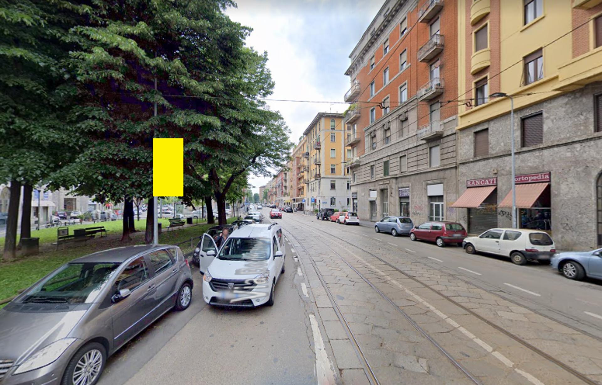Impianto VERTICAL BANNER a Milano, in zona Arcobaleno