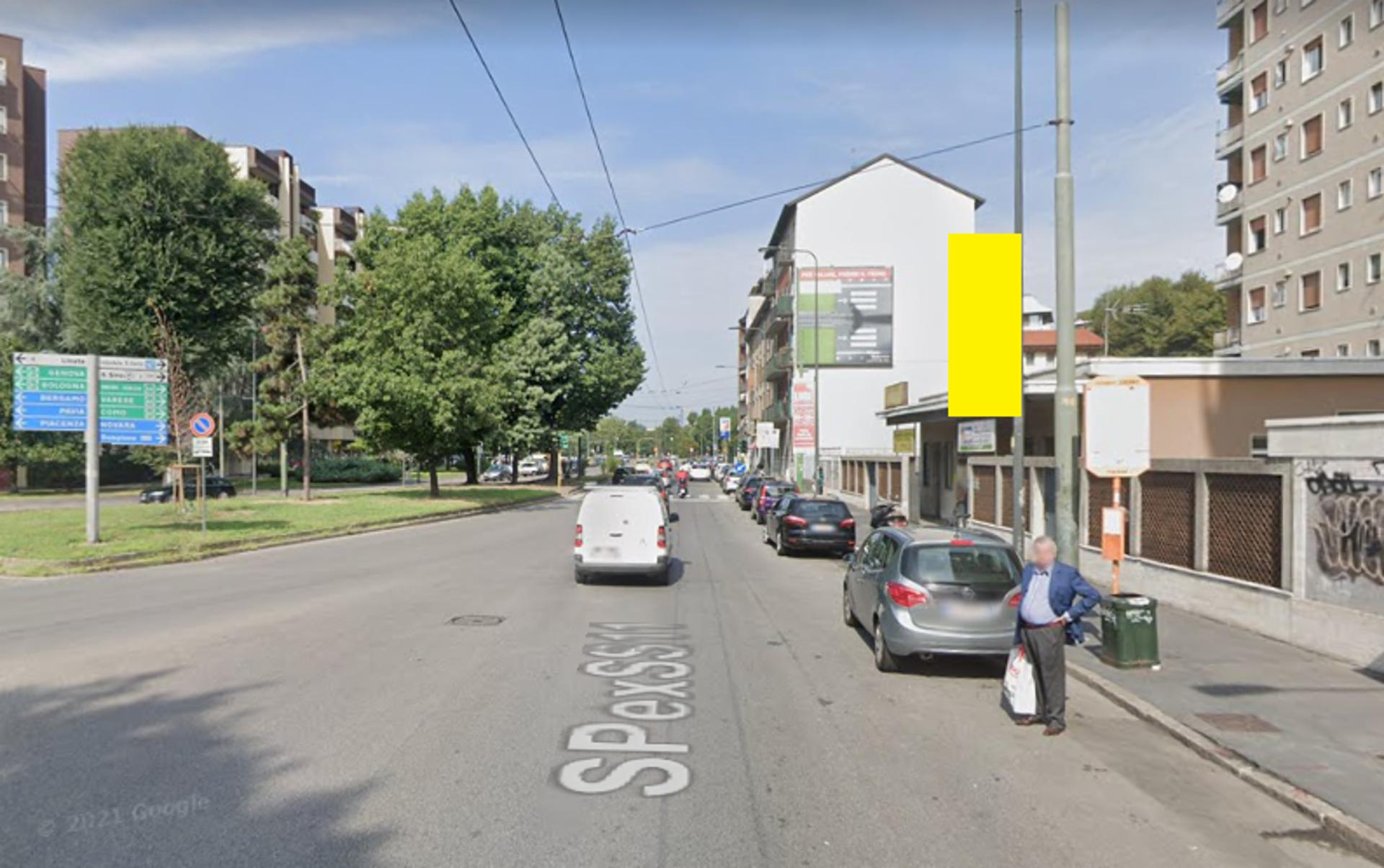 Impianto VERTICAL BANNER a Milano, in zona Pizzeria Tre Gnomi