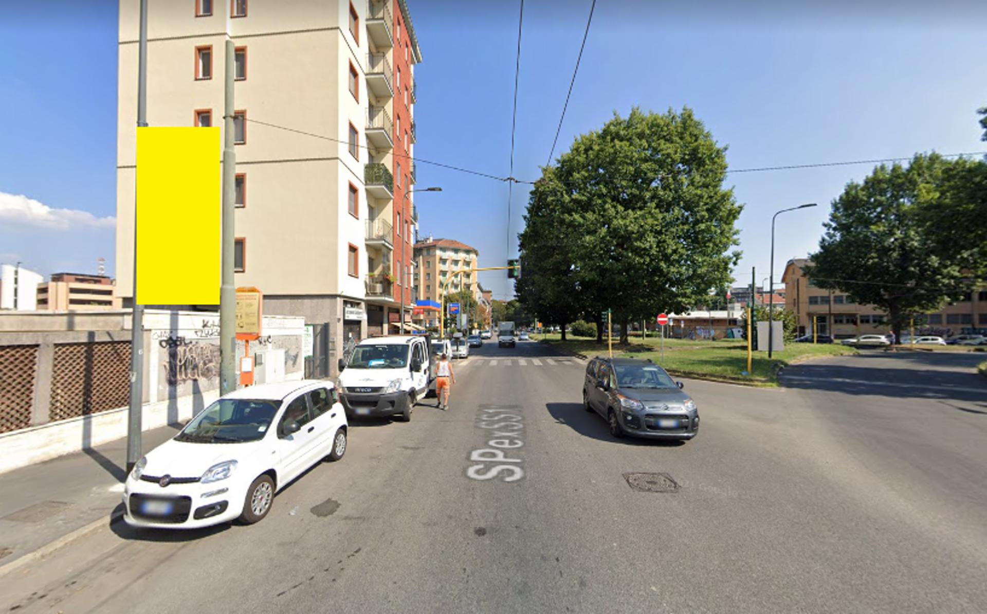 Impianto VERTICAL BANNER a Milano, in zona Pizzeria Tre Gnomi