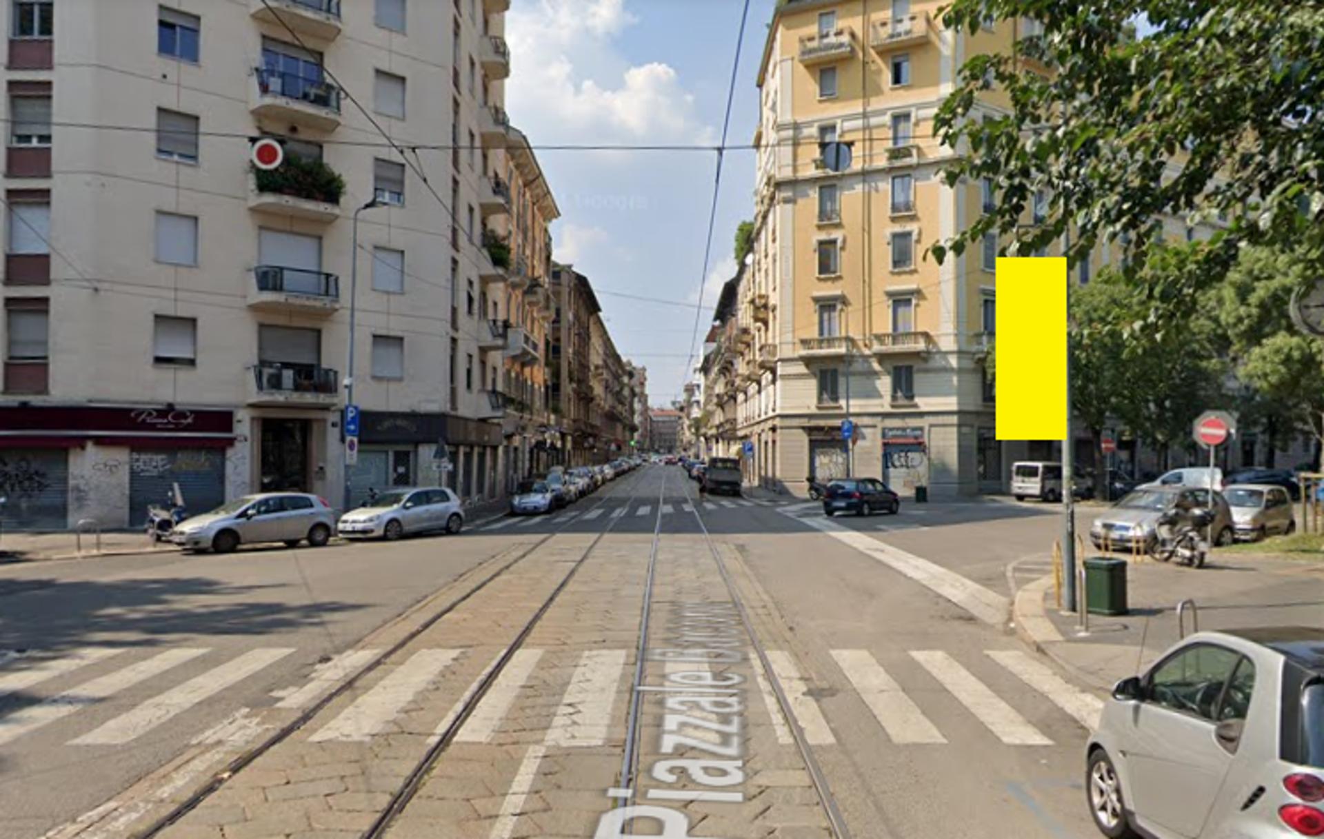 Impianto VERTICAL BANNER a Milano, in zona Crai