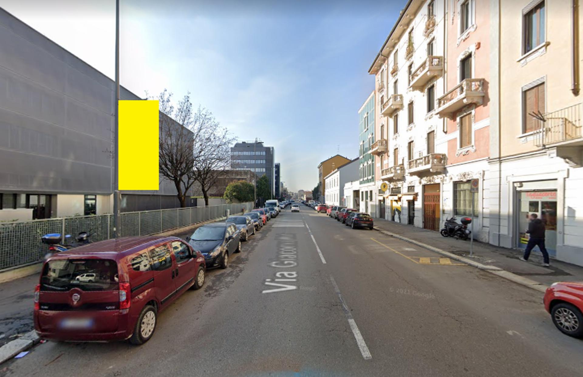 Impianto VERTICAL BANNER a Milano, in zona Pug Comix