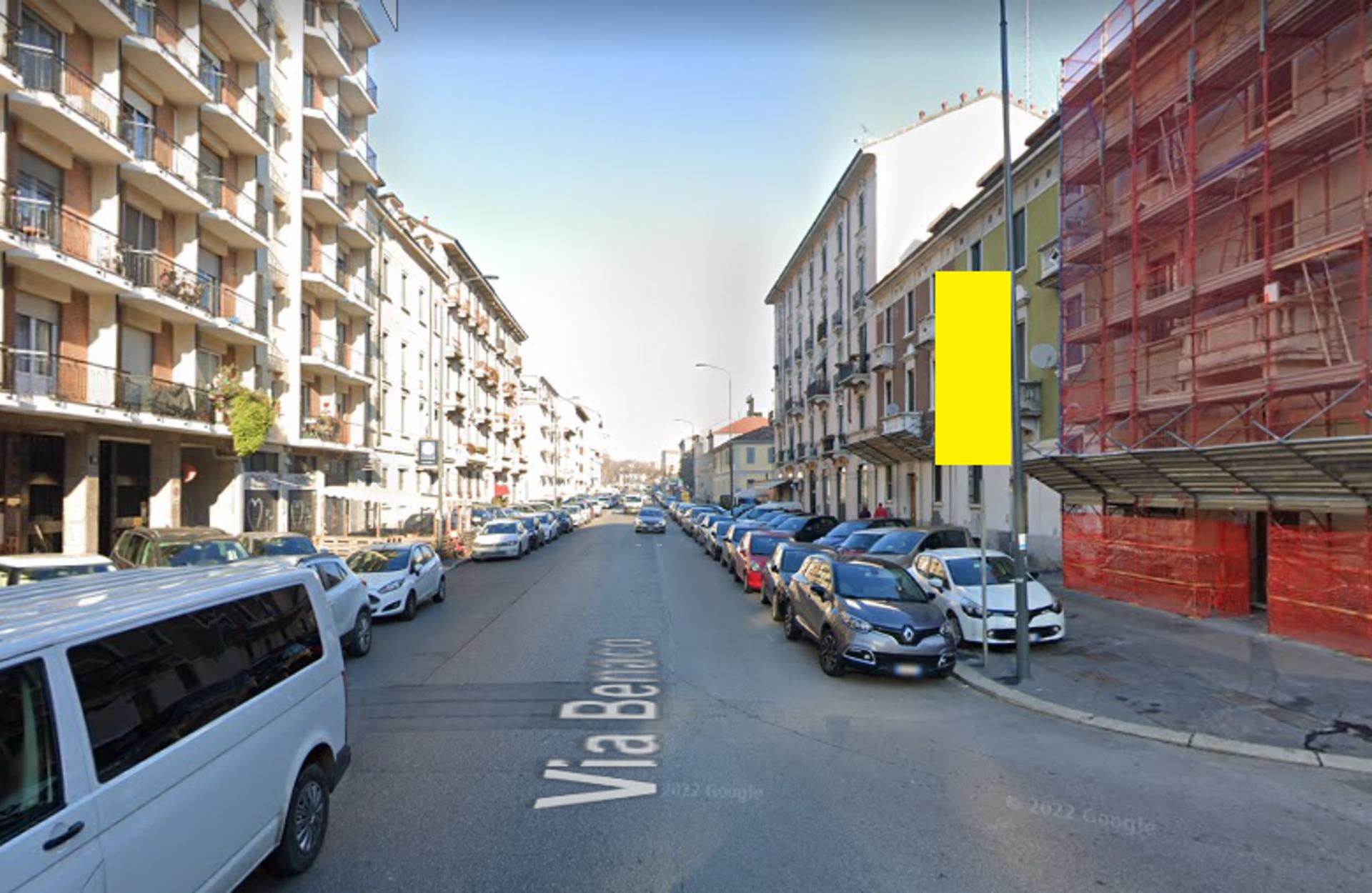 Impianto VERTICAL BANNER a Milano, in zona Bar Luce