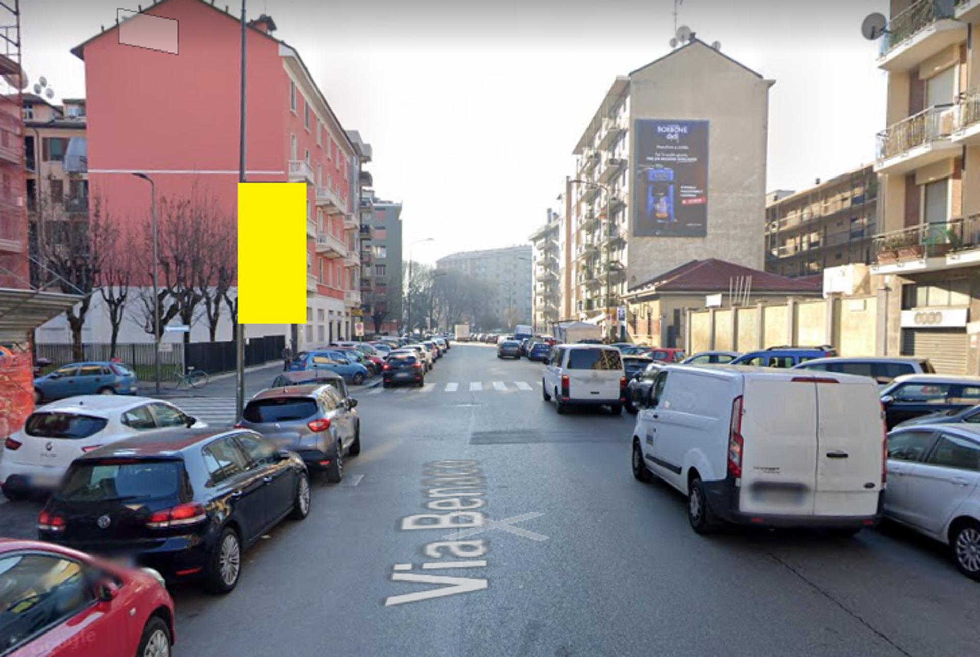 Impianto VERTICAL BANNER a Milano, in zona Bar Luce
