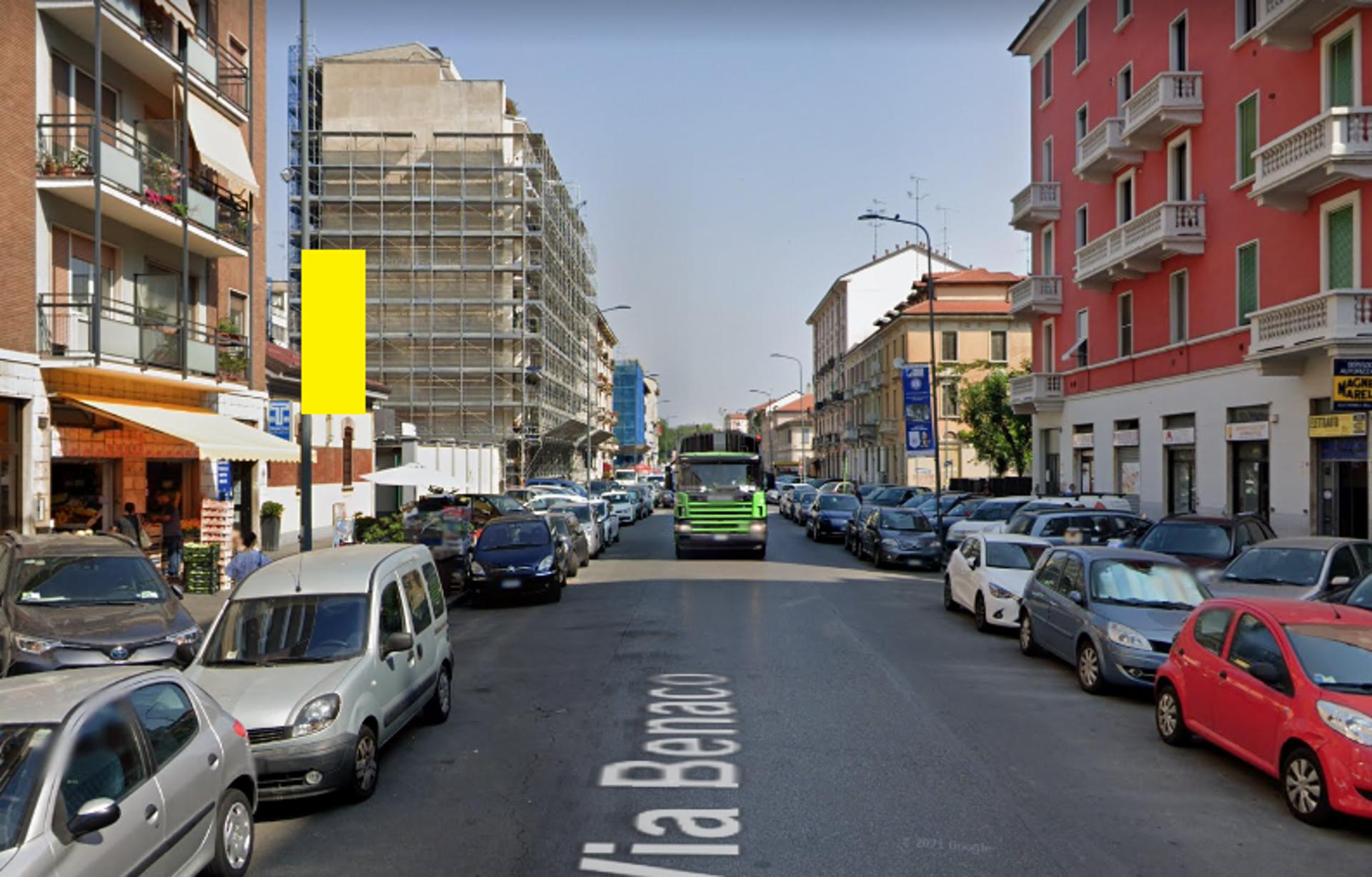Impianto VERTICAL BANNER a Milano, in zona Bar Luce