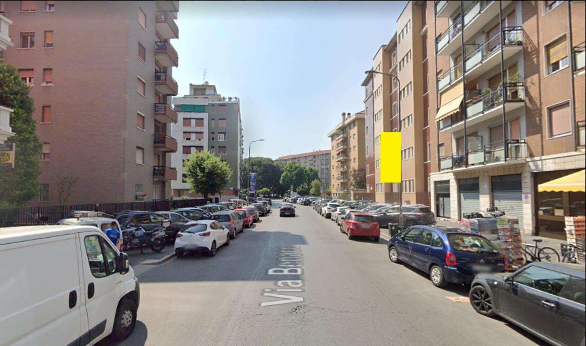 Impianto VERTICAL BANNER a Milano, in zona Bar Luce
