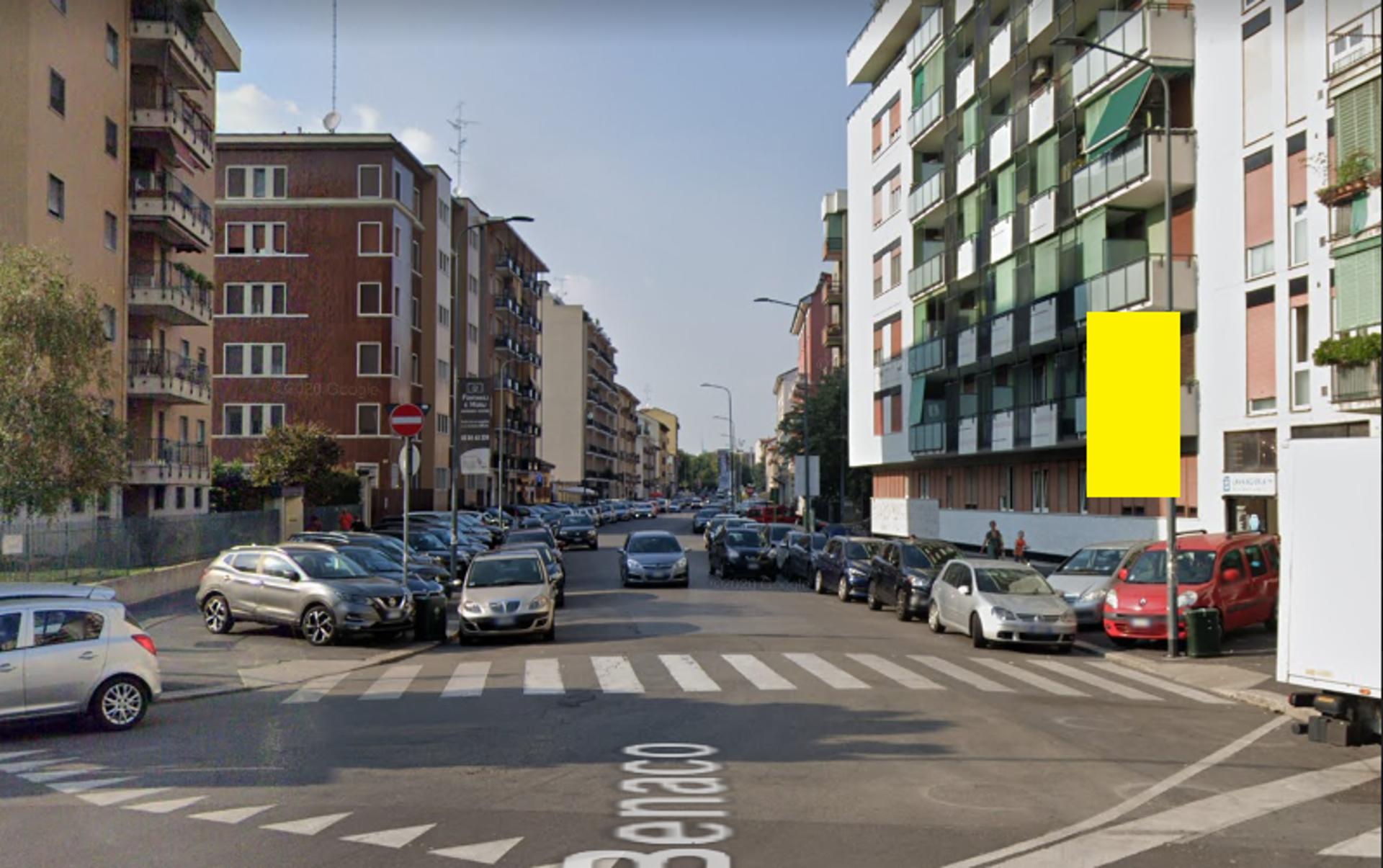 Impianto VERTICAL BANNER a Milano, in zona Bar Luce