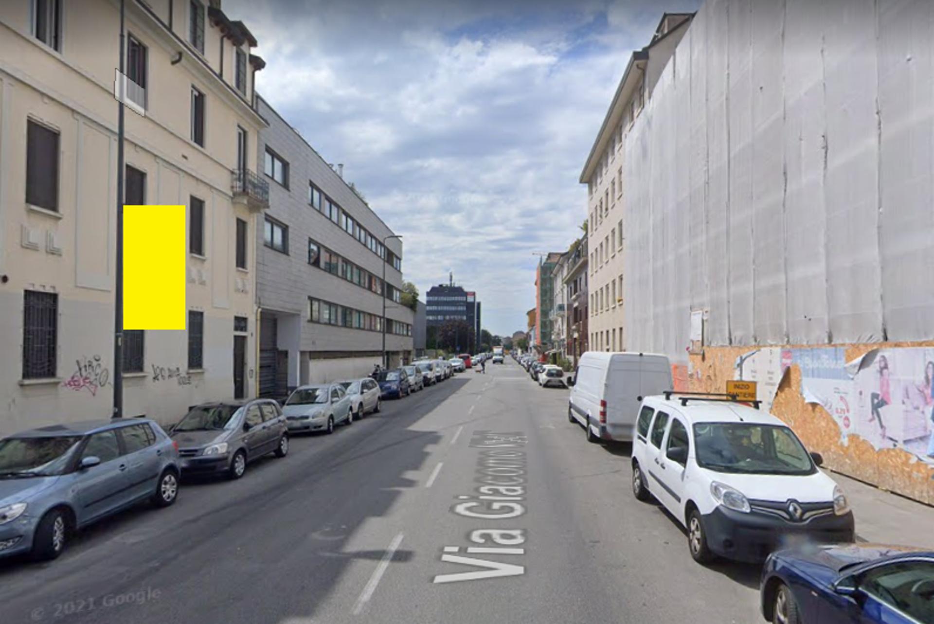 Impianto VERTICAL BANNER a Milano, in zona Zotto