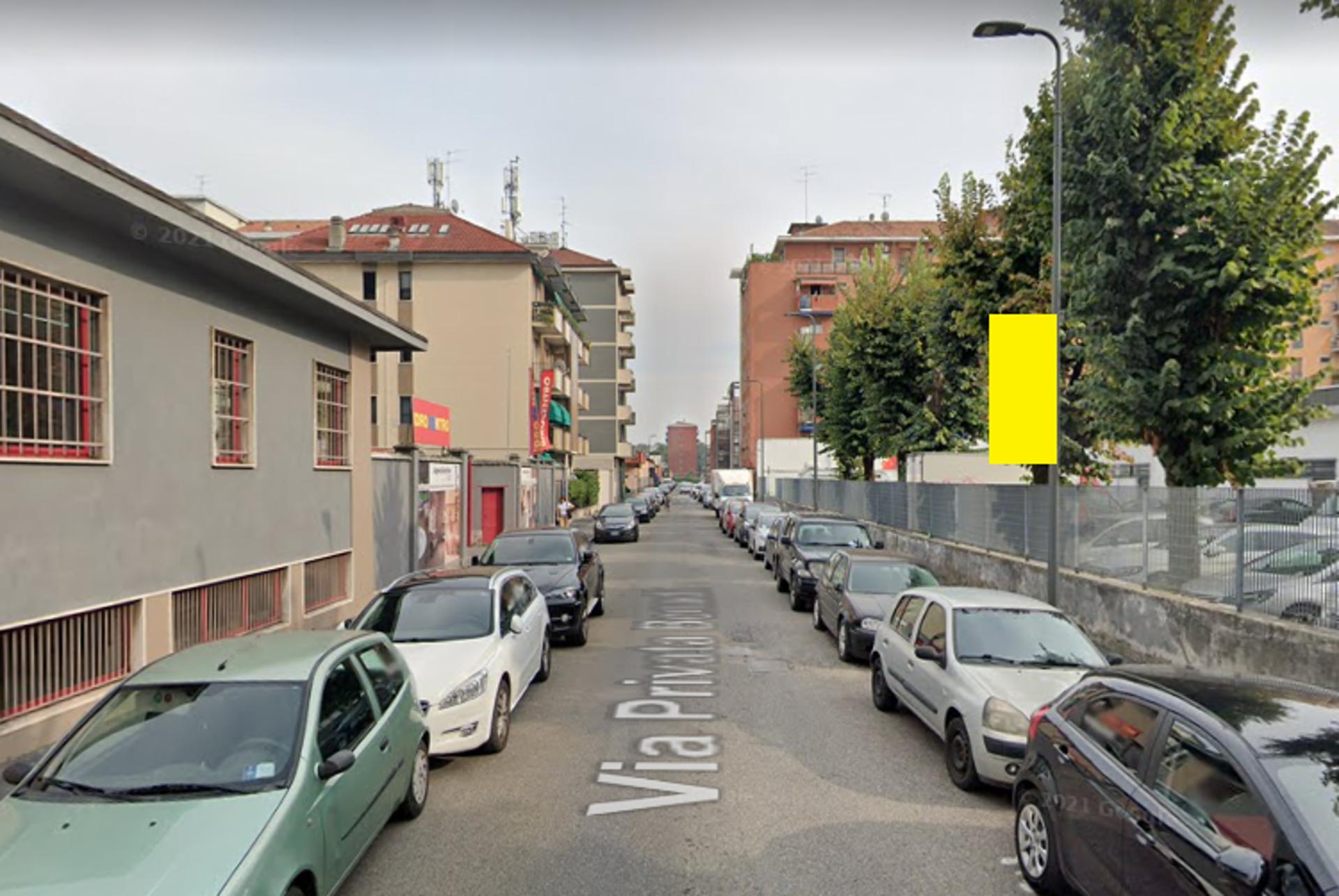 Impianto VERTICAL BANNER a Milano, in zona Kais Barber Shop