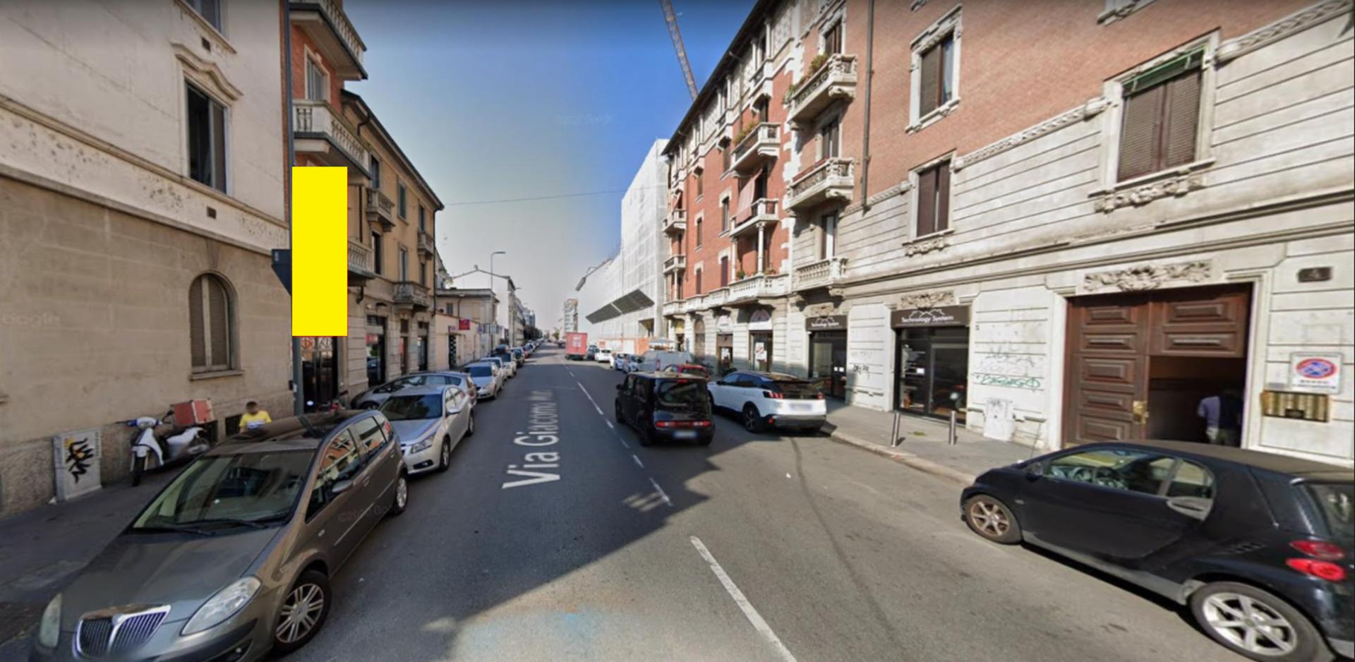 Impianto VERTICAL BANNER a Milano, in zona Bar Fortuna
