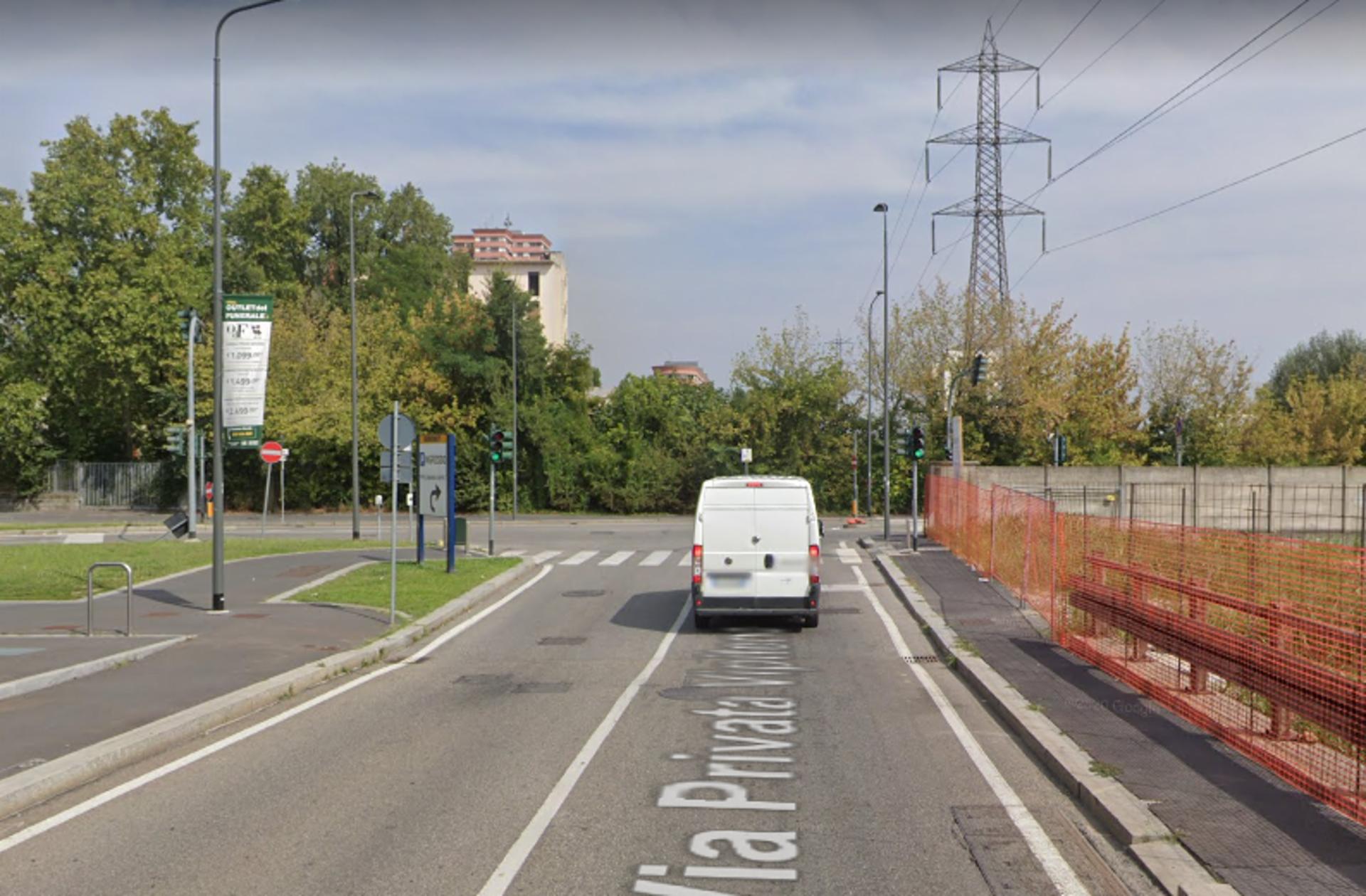 Impianto VERTICAL BANNER a Milano, in zona Scarpe & Scarpe