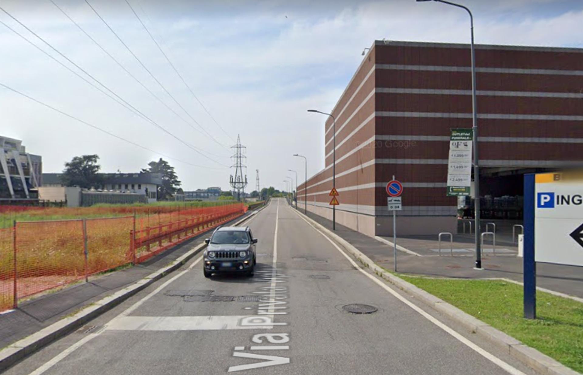 Impianto VERTICAL BANNER a Milano, in zona Scarpe & Scarpe
