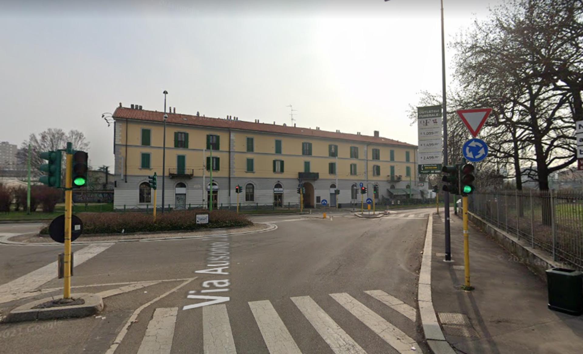 Impianto VERTICAL BANNER a Milano, in zona Goldenpoint Niguarda