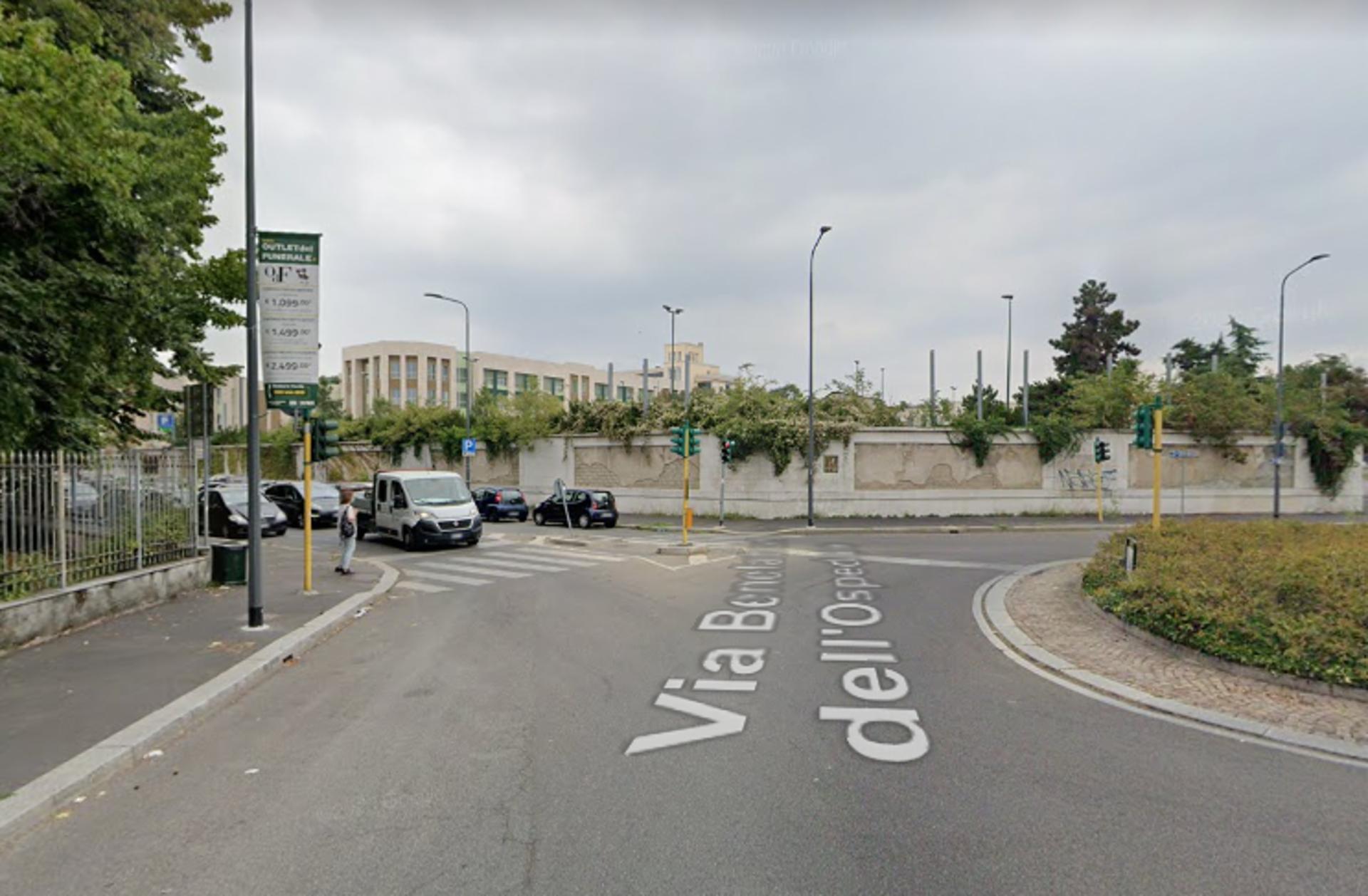 Impianto VERTICAL BANNER a Milano, in zona Goldenpoint Niguarda