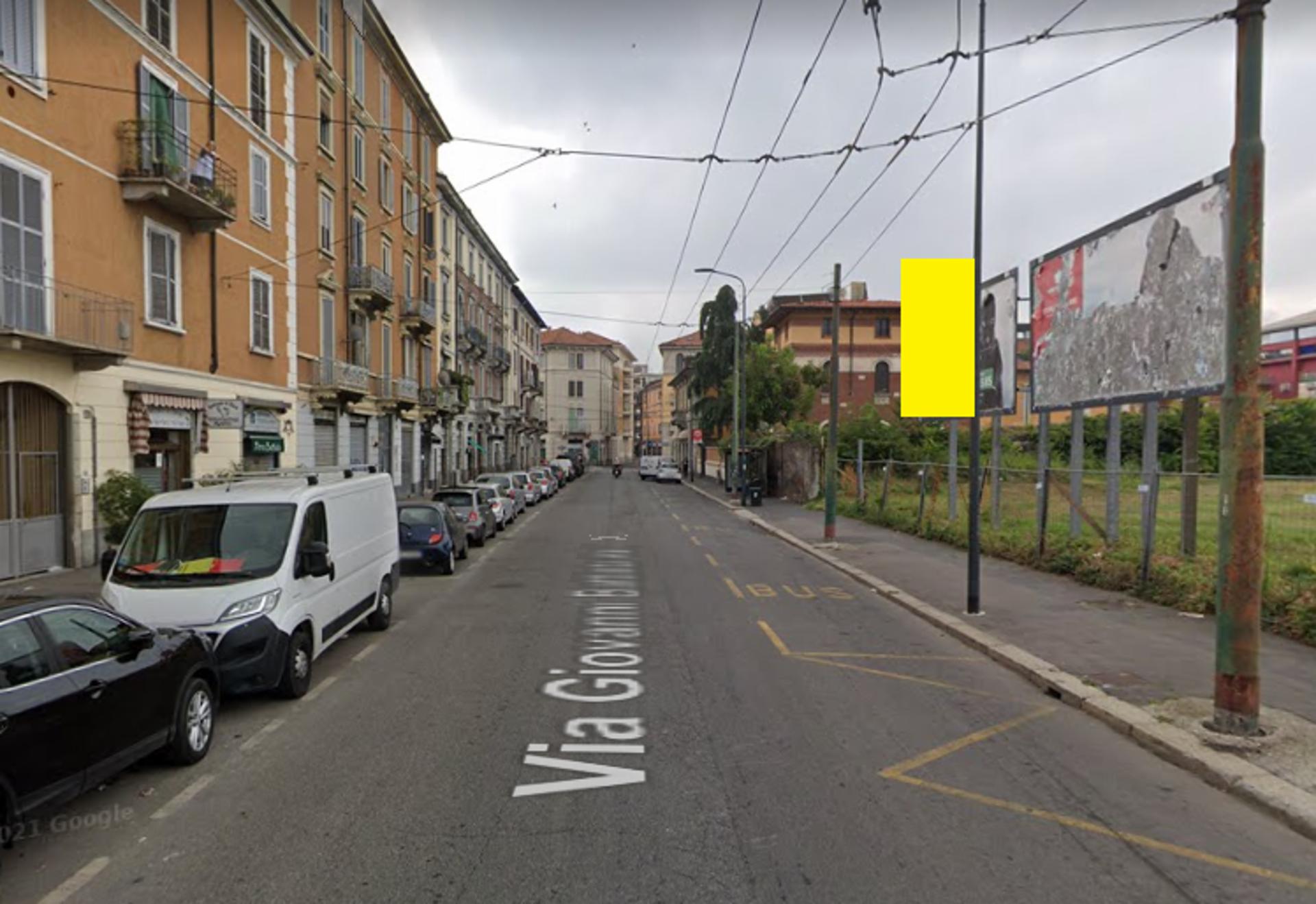 Impianto VERTICAL BANNER a Milano, in zona Macondo cafè