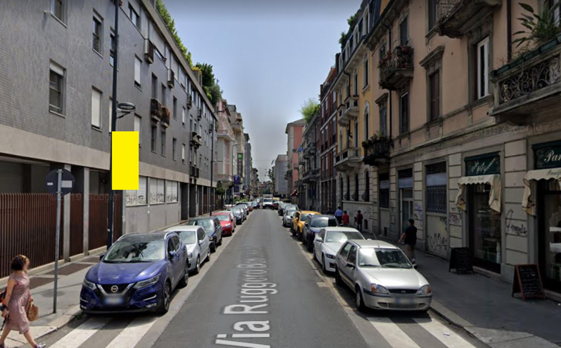 Impianto VERTICAL BANNER a Milano, in zona COMMERCE