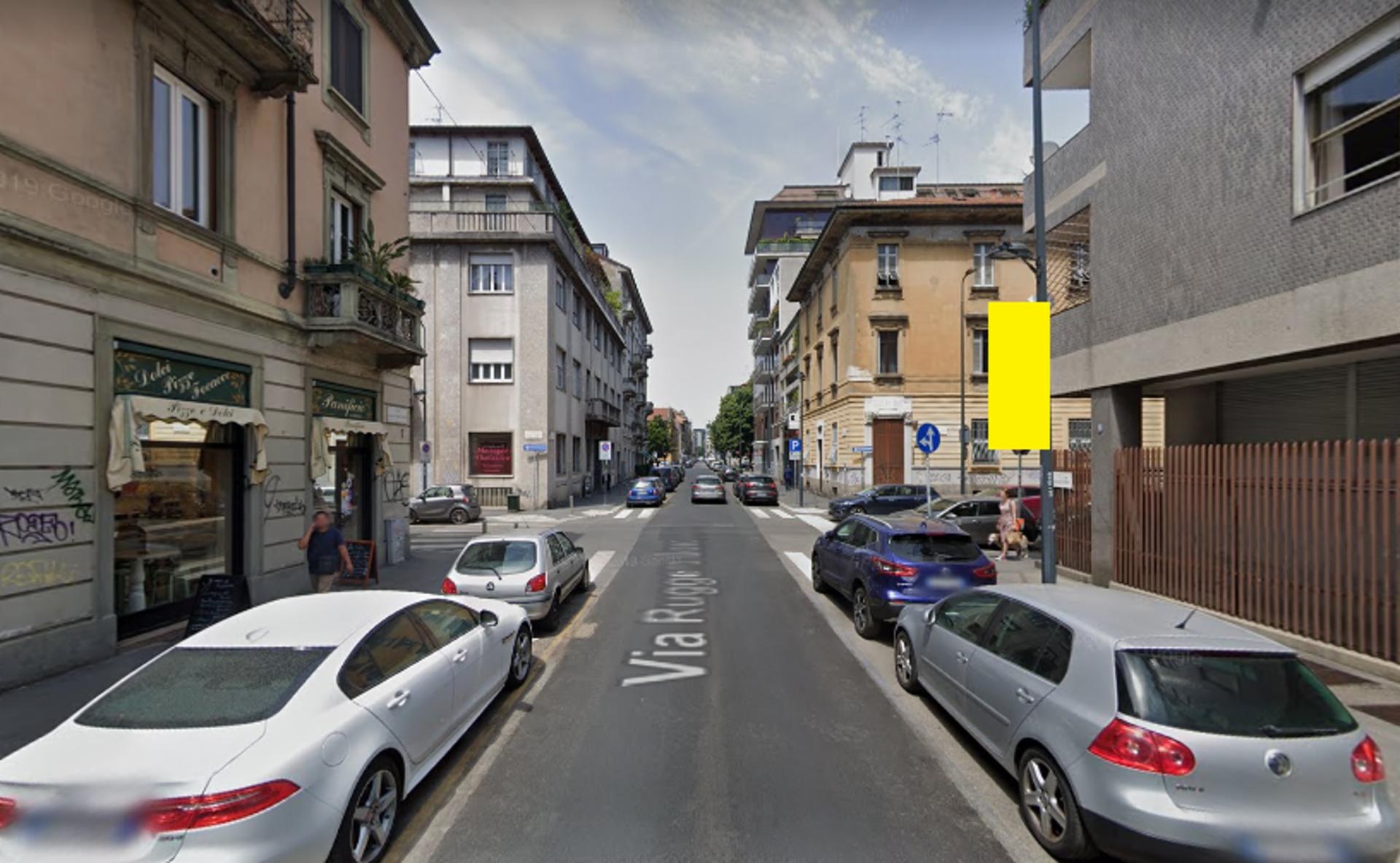 Impianto VERTICAL BANNER a Milano, in zona COMMERCE