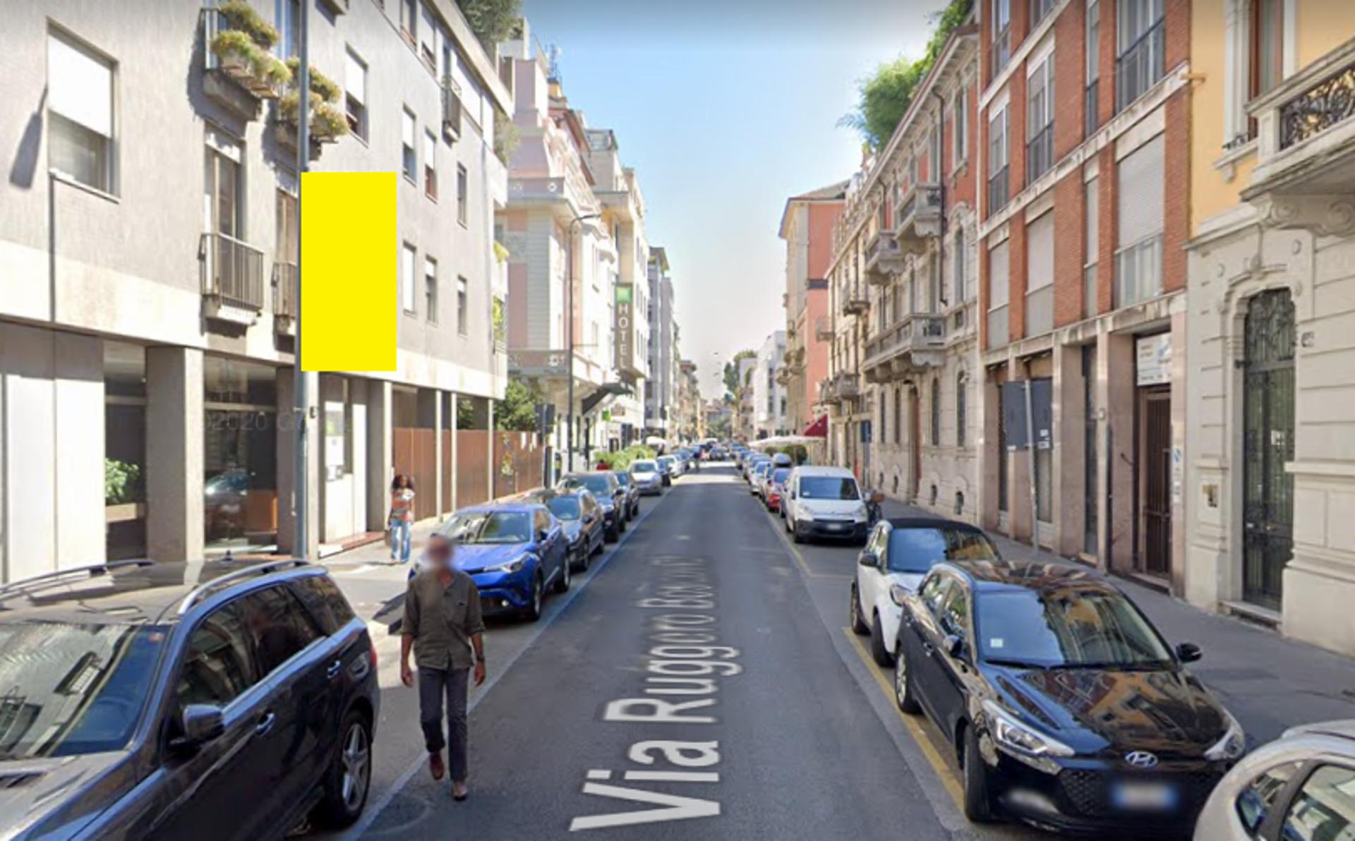 Impianto VERTICAL BANNER a Milano, in zona COMMERCE