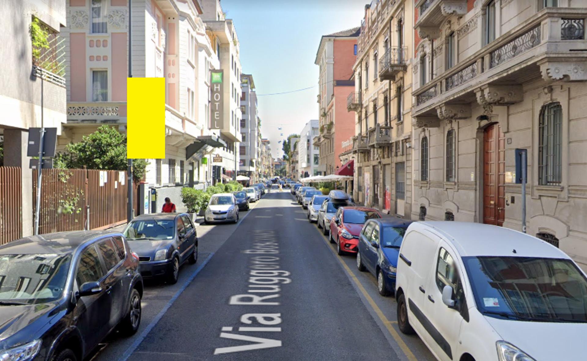 Impianto VERTICAL BANNER a Milano, in zona COMMERCE