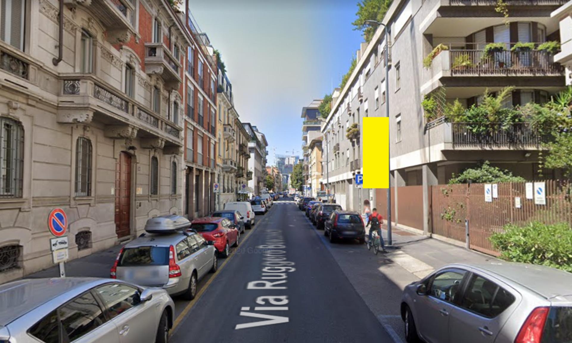 Impianto VERTICAL BANNER a Milano, in zona COMMERCE
