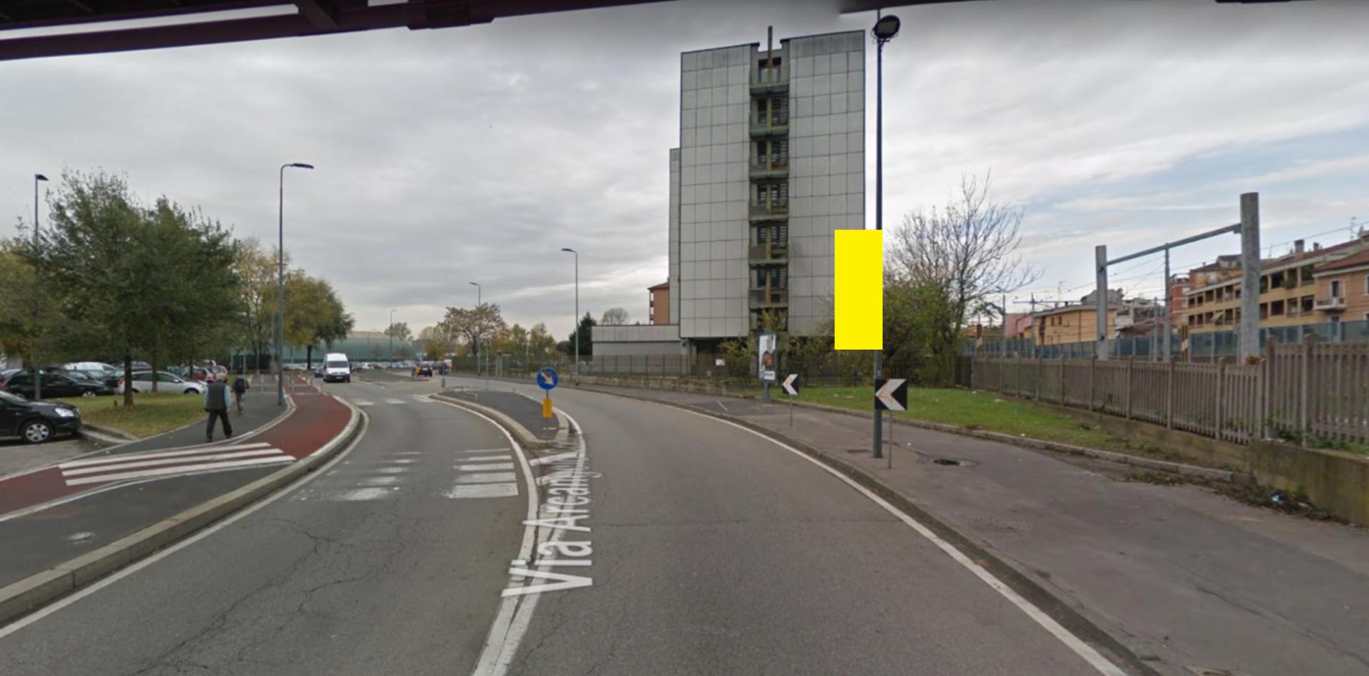Impianto VERTICAL BANNER a Milano, in zona Impronta Birraia