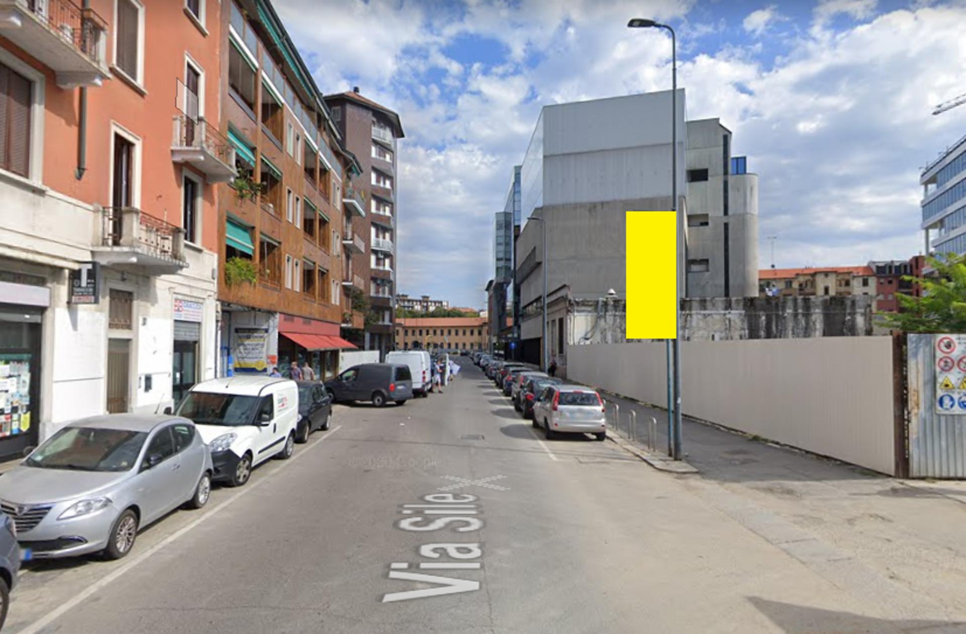 Impianto VERTICAL BANNER a Milano, in zona Errepi Donna