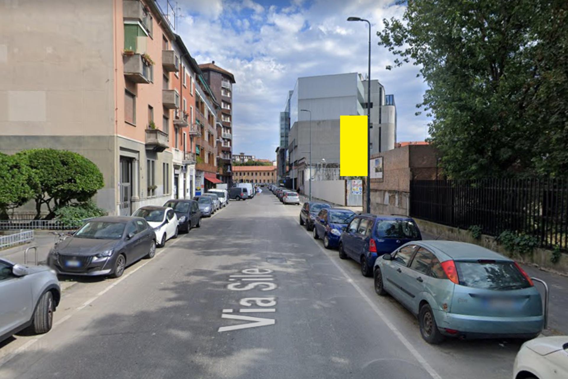 Impianto VERTICAL BANNER a Milano, in zona Errepi Donna