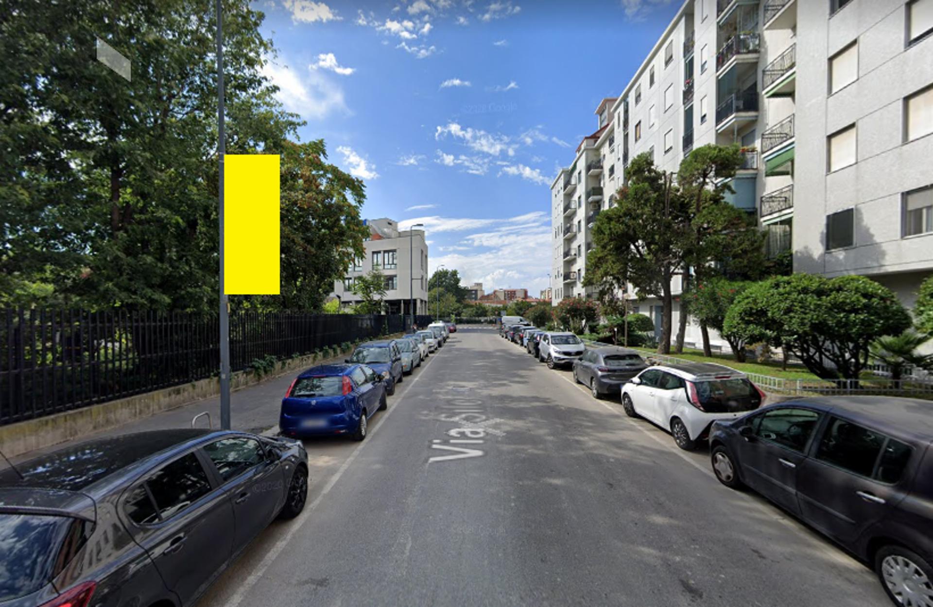 Impianto VERTICAL BANNER a Milano, in zona Errepi Donna