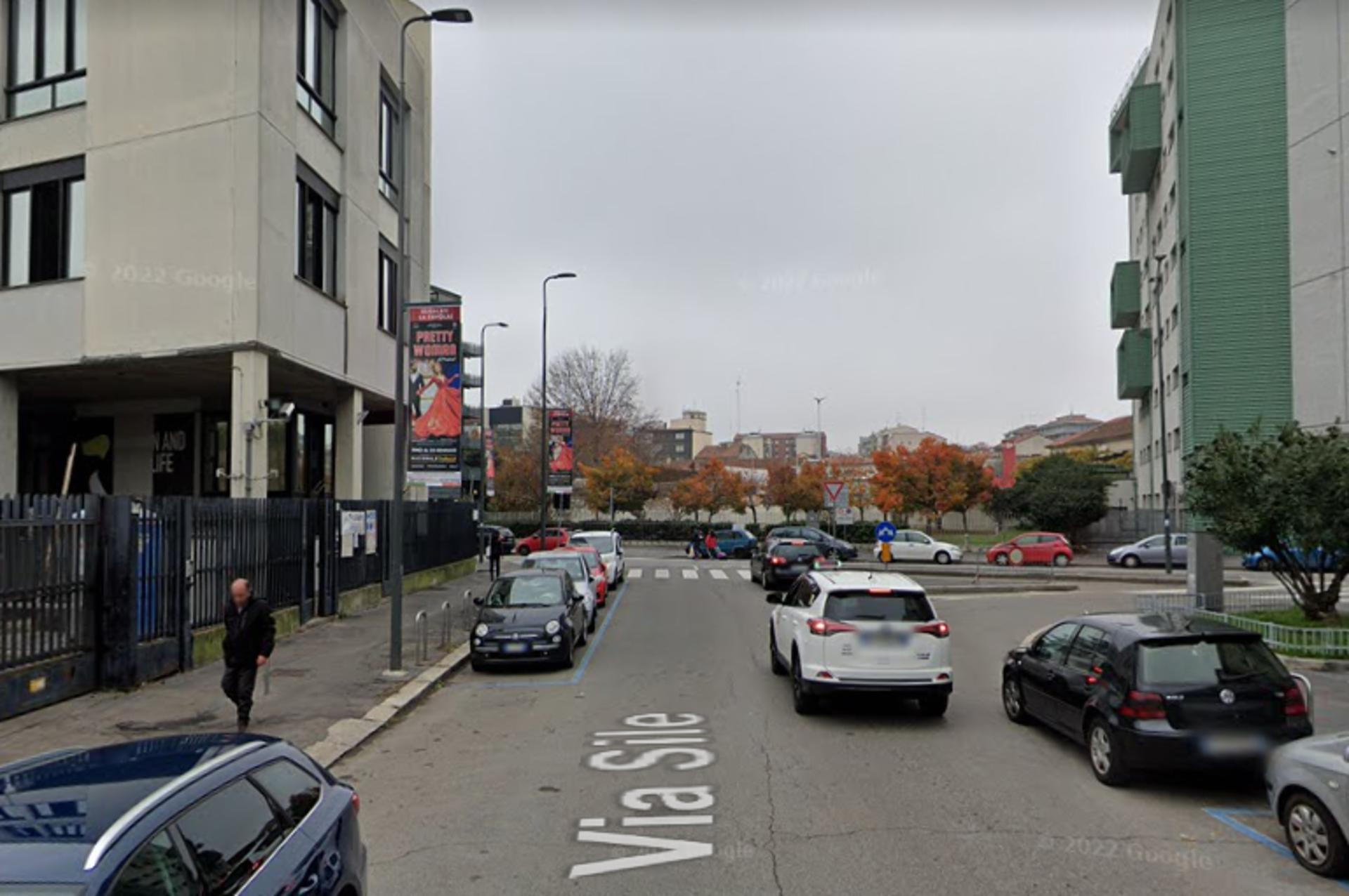 Impianto VERTICAL BANNER a Milano, in zona Errepi Donna
