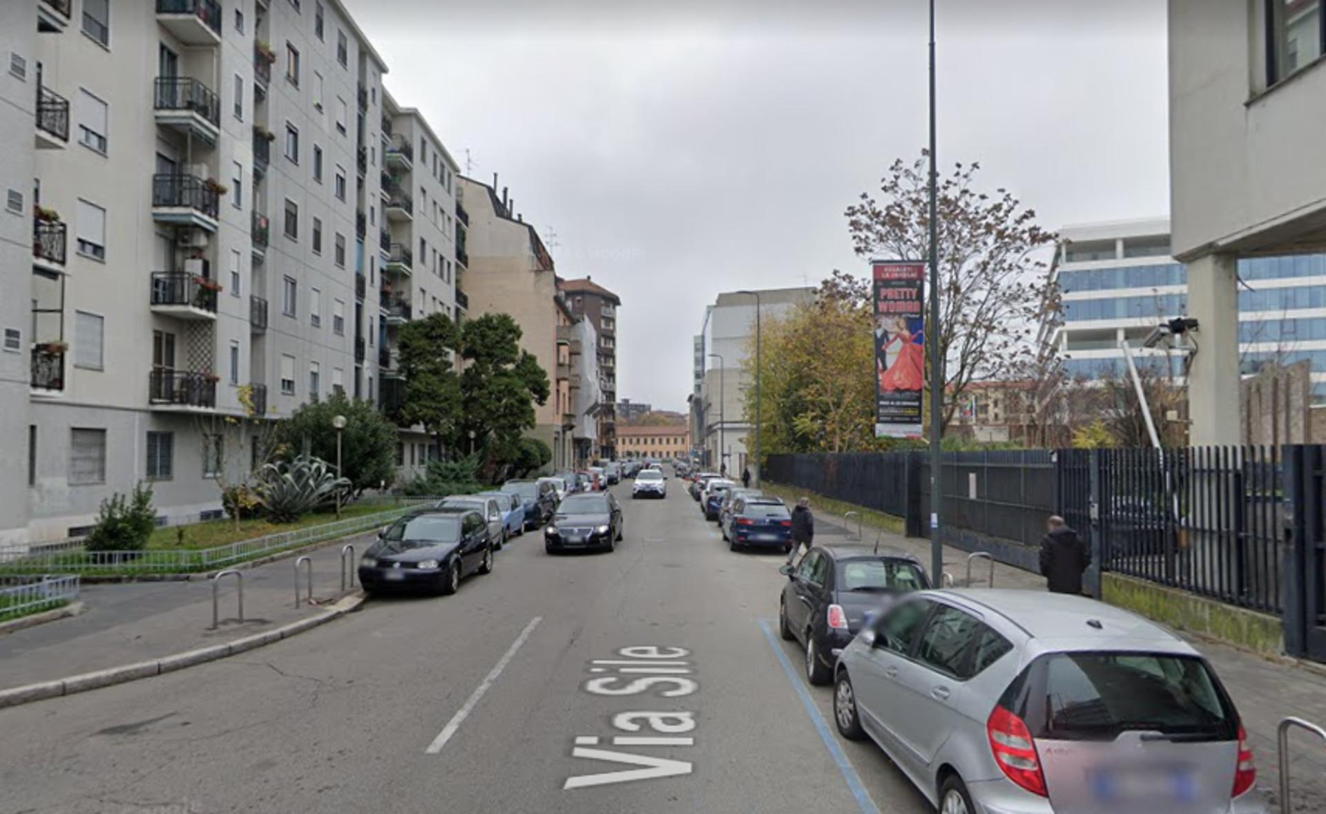 Impianto VERTICAL BANNER a Milano, in zona Errepi Donna