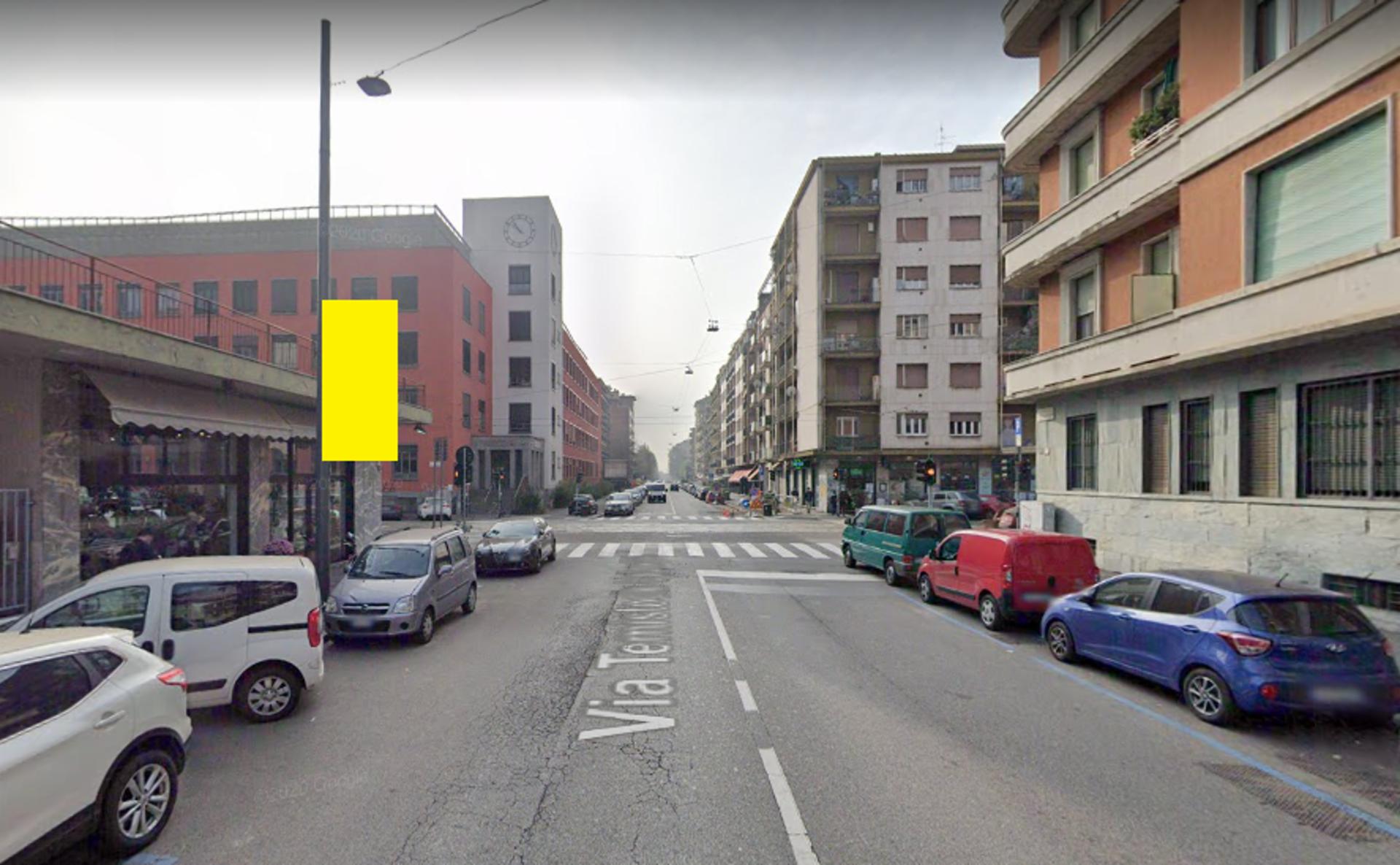 Impianto VERTICAL BANNER a Milano, in zona Santeria