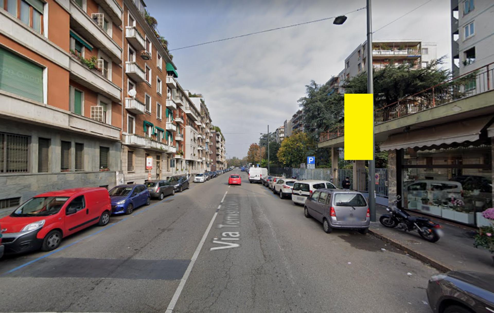 Impianto VERTICAL BANNER a Milano, in zona Santeria