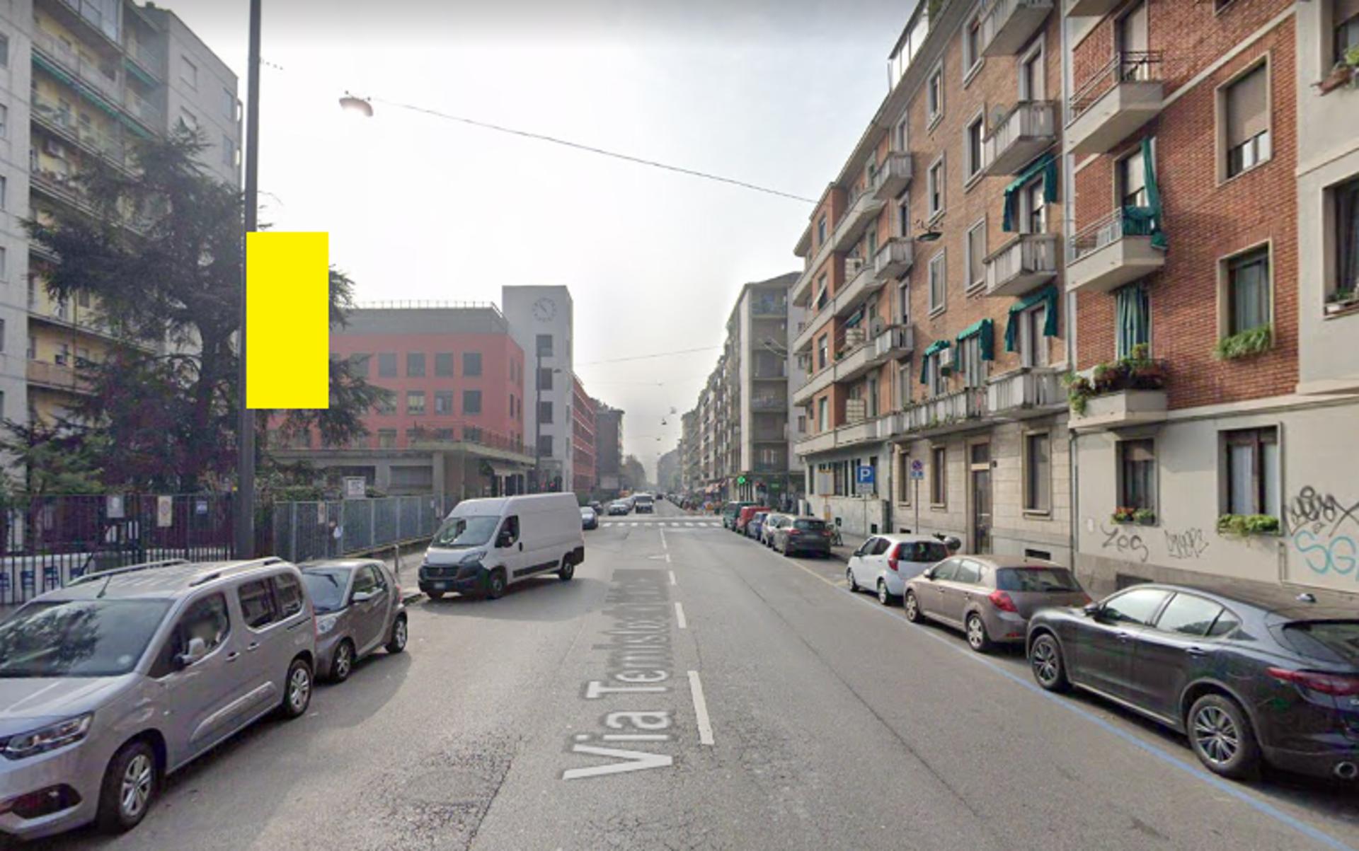 Impianto VERTICAL BANNER a Milano, in zona Tram Enzino