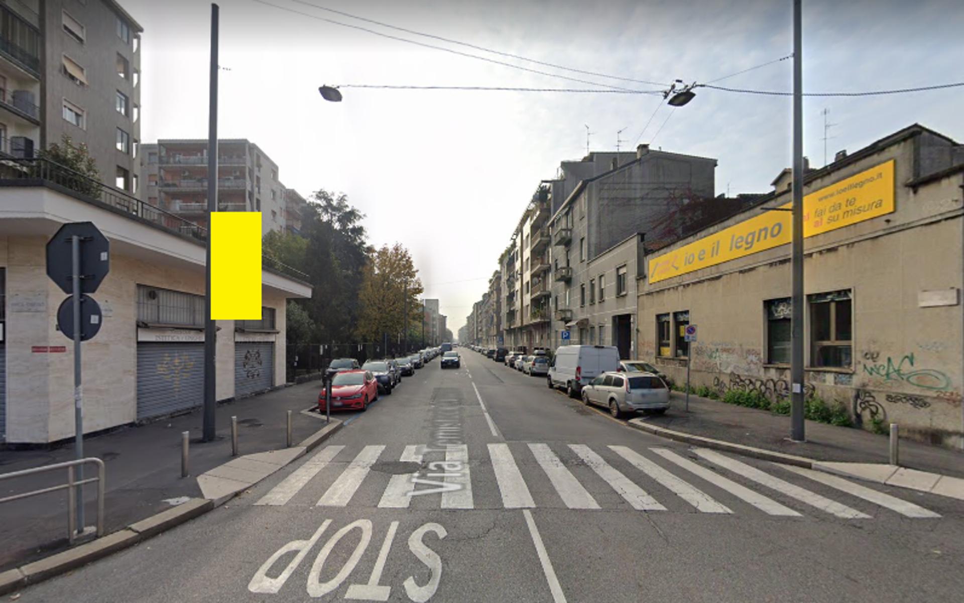 Impianto VERTICAL BANNER a Milano, in zona Tram Enzino