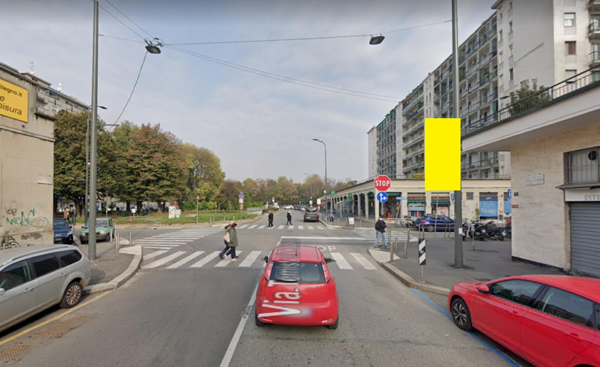Impianto VERTICAL BANNER a Milano, in zona Tram Enzino