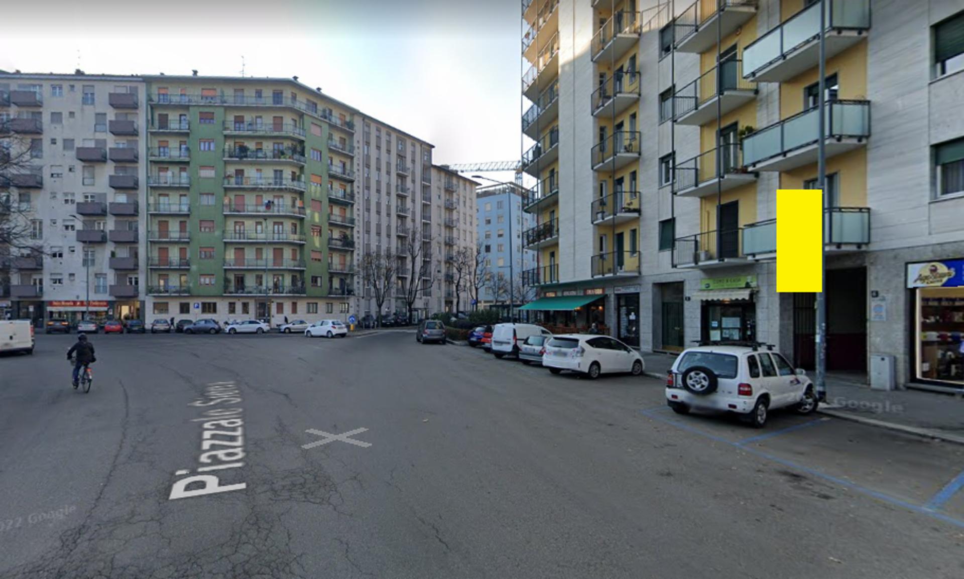 Impianto VERTICAL BANNER a Milano, in zona Belle Donne