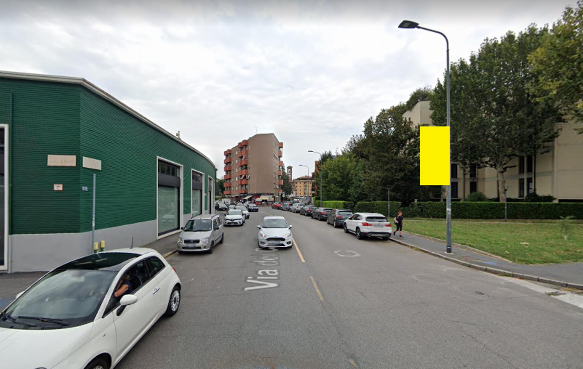 Impianto VERTICAL BANNER a Milano, in zona Bar Flaminio