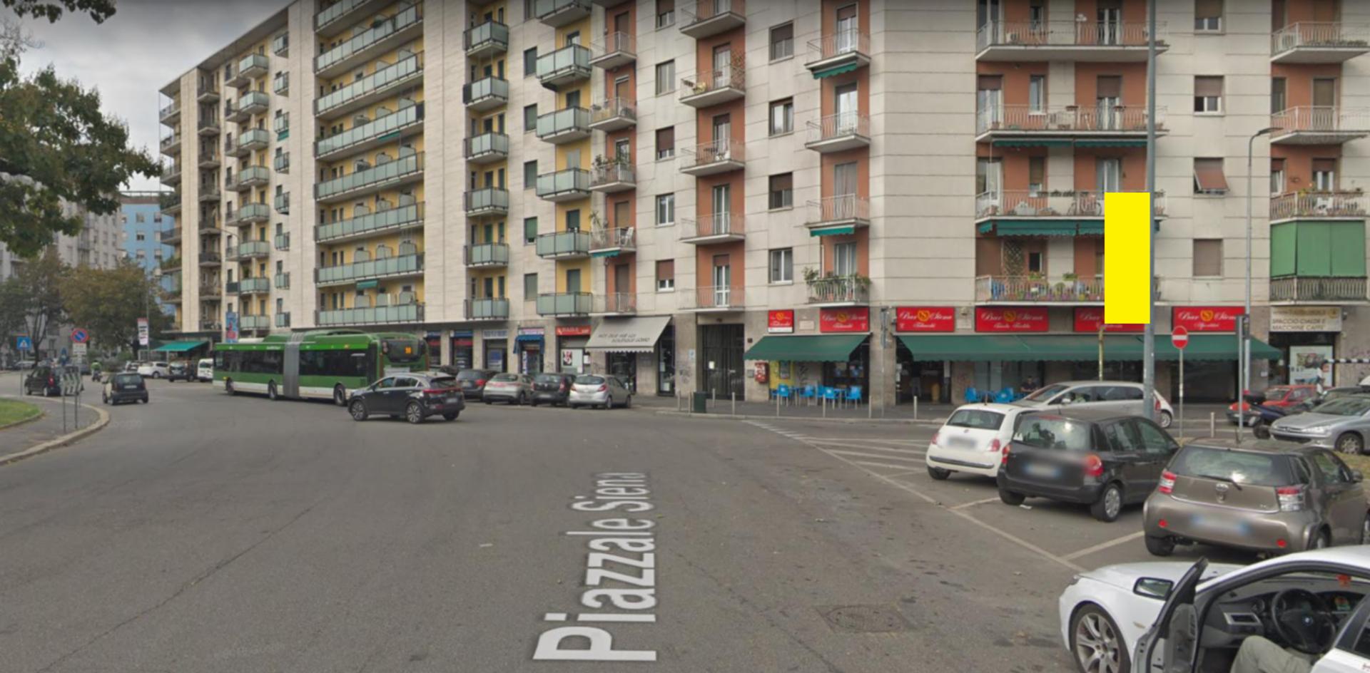 Impianto VERTICAL BANNER a Milano, in zona Belle Donne