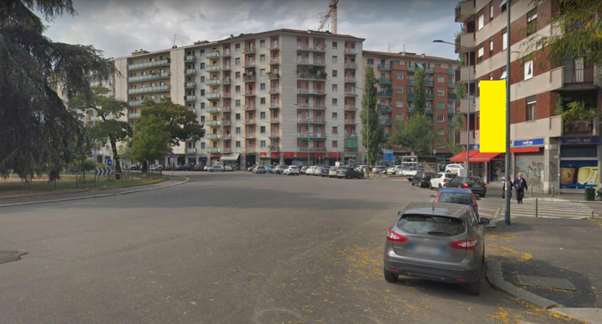 Impianto VERTICAL BANNER a Milano, in zona Carrefour